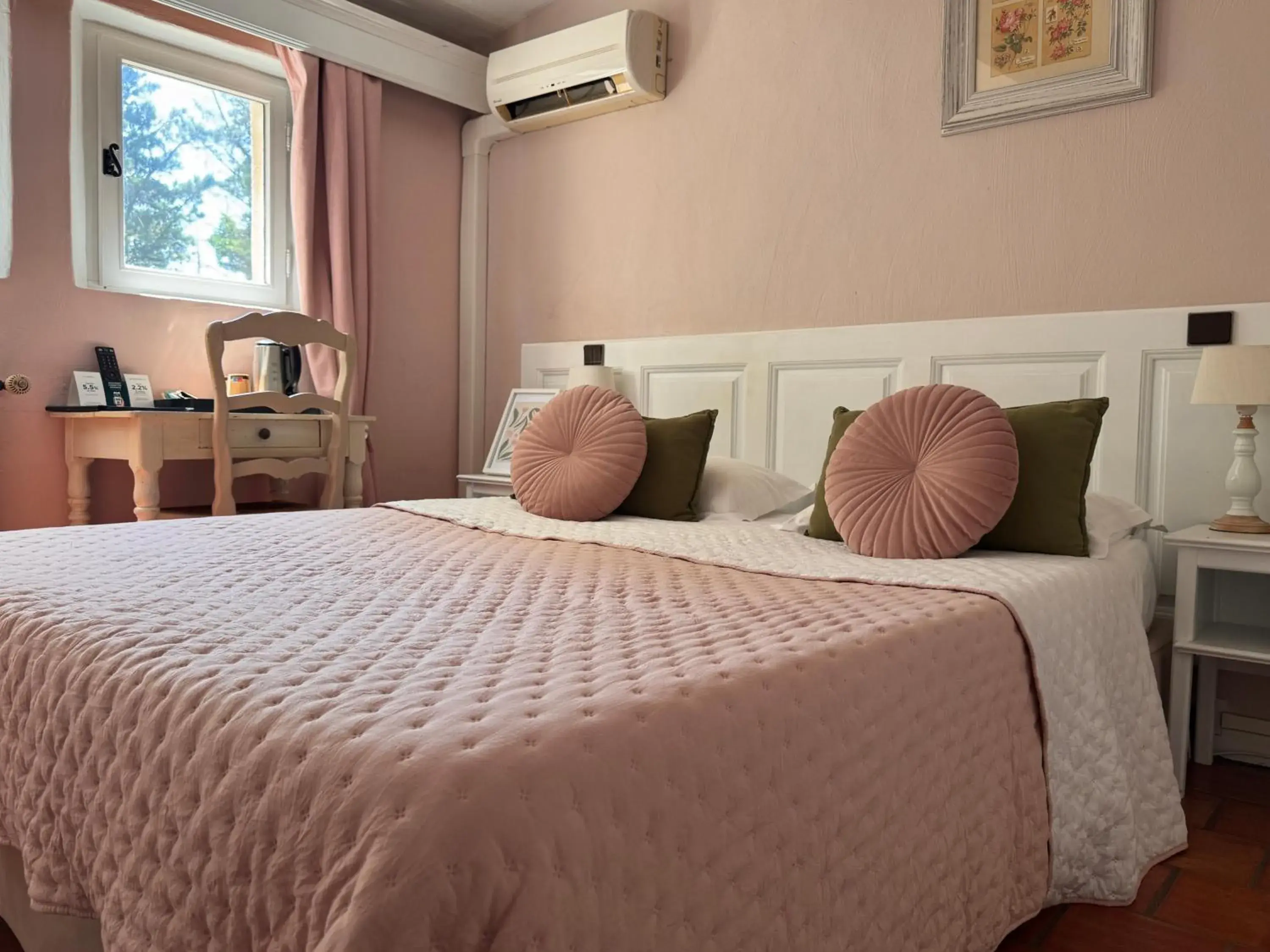 Budget Double Room in Hotel Mas De Cure Bourse Budget Double Room in Hotel Mas De Cure Bourse