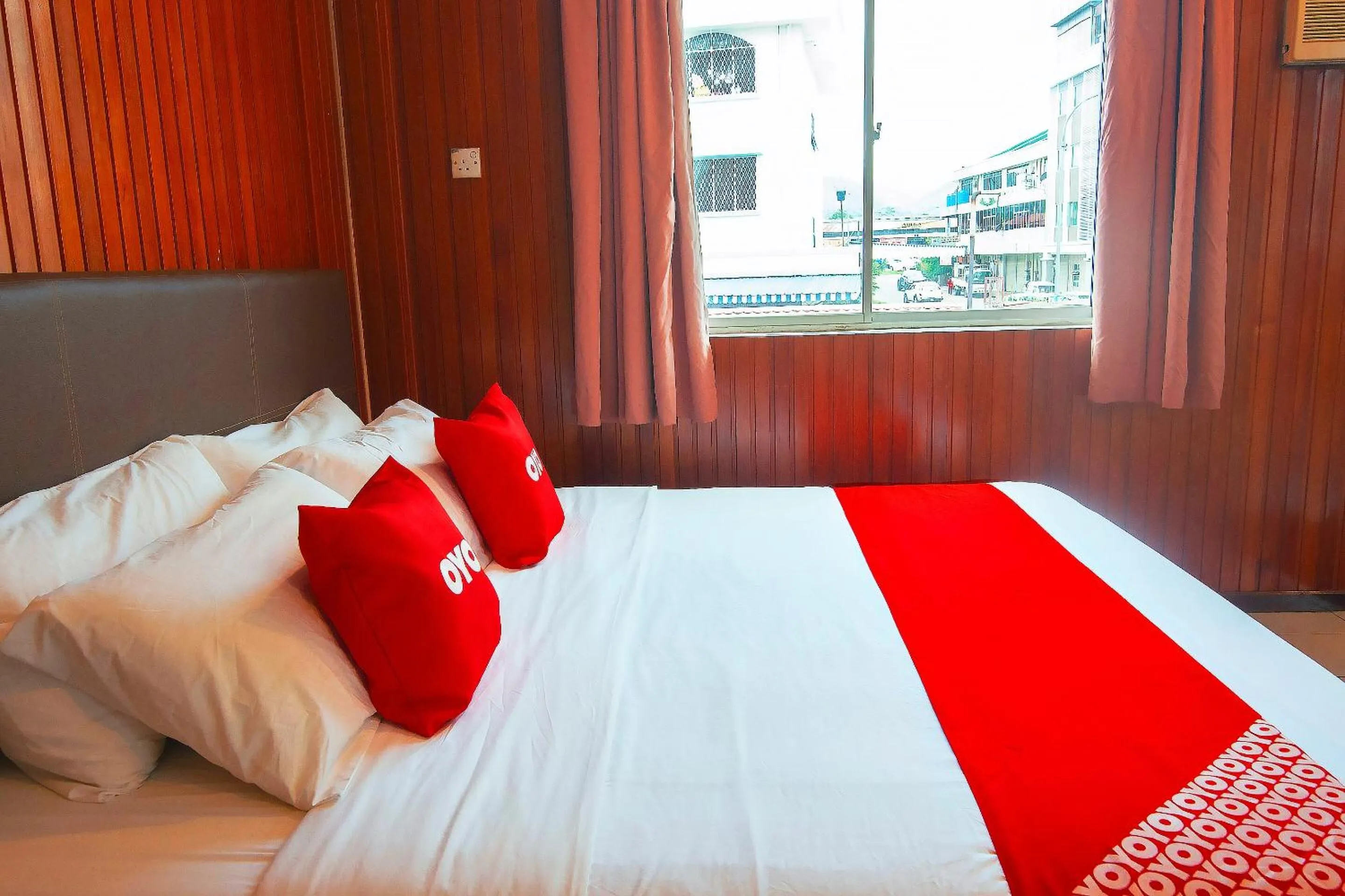 Bedroom in OYO 89577 Kristal Hotel