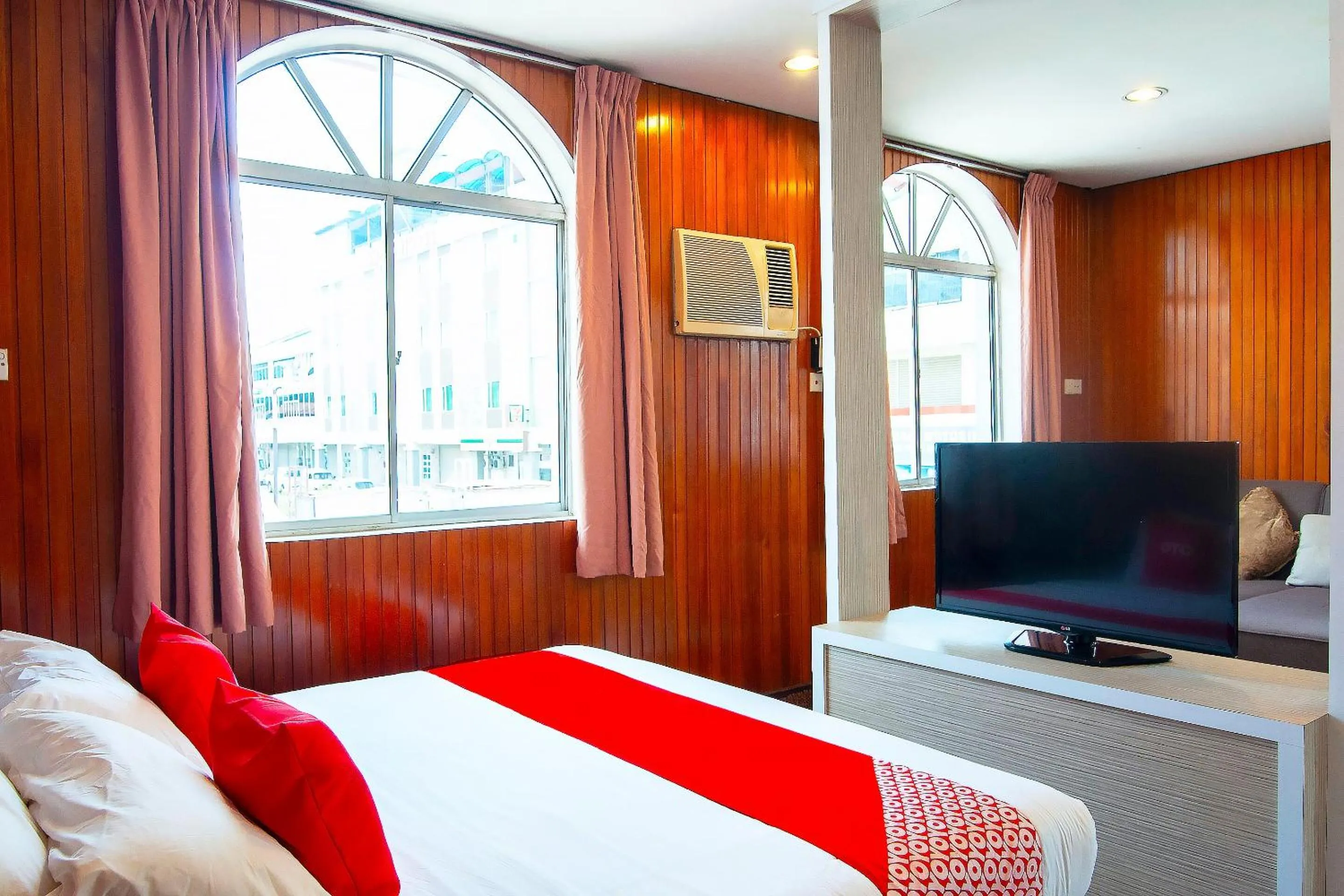 Bedroom, TV/Entertainment Center in OYO 89577 Kristal Hotel