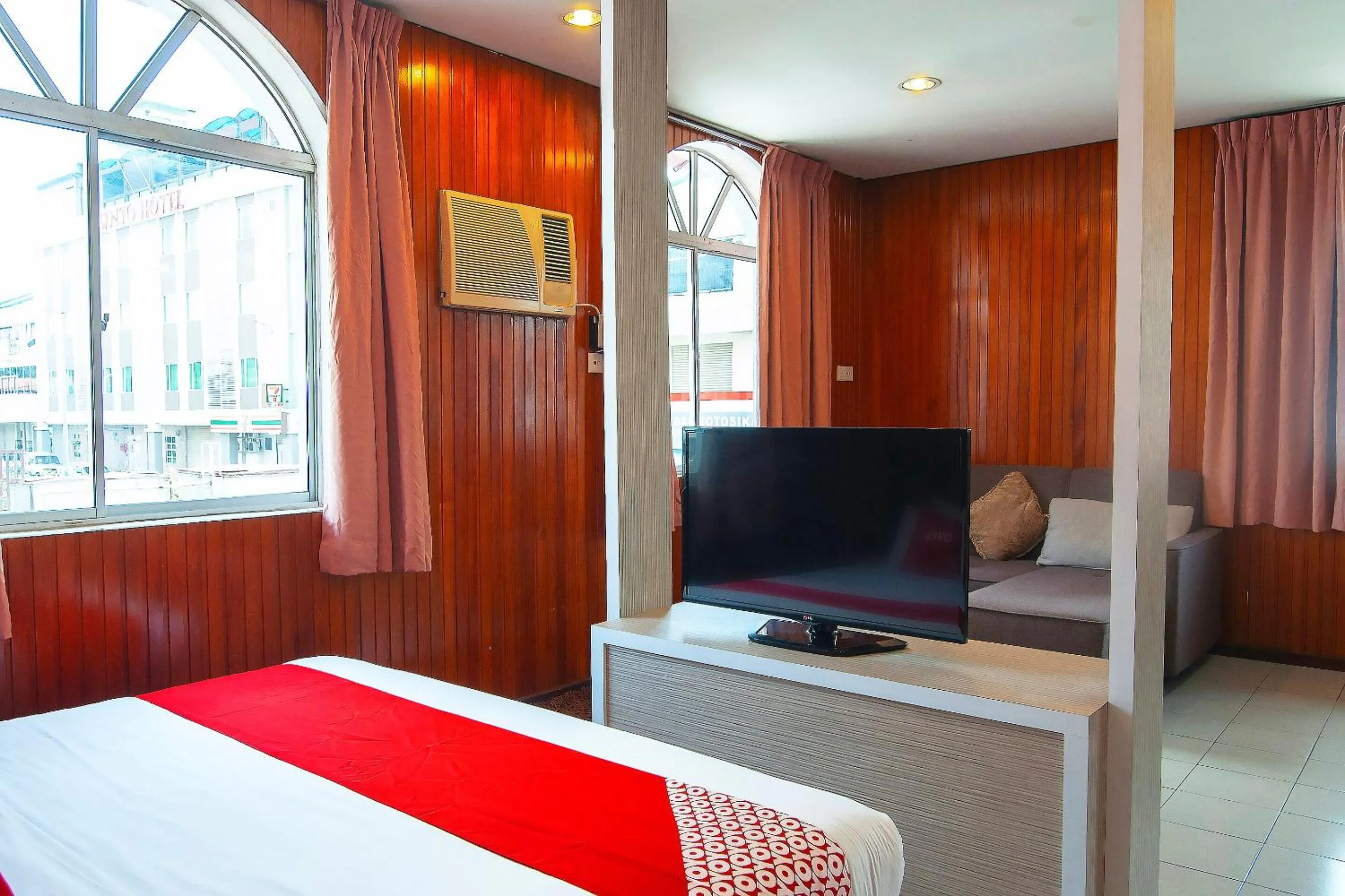 Bedroom in OYO 89577 Kristal Hotel