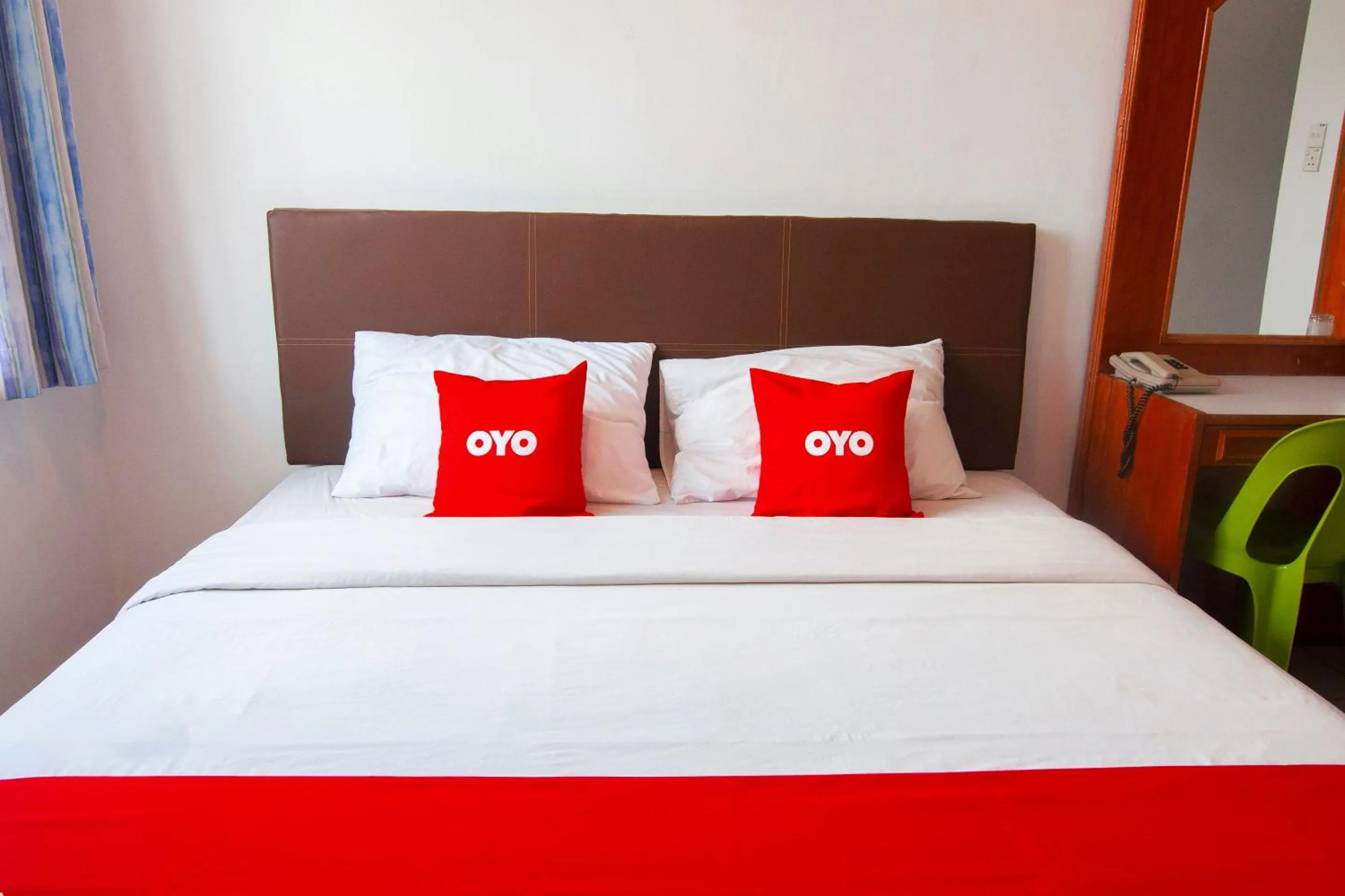 Bedroom in OYO 89577 Kristal Hotel