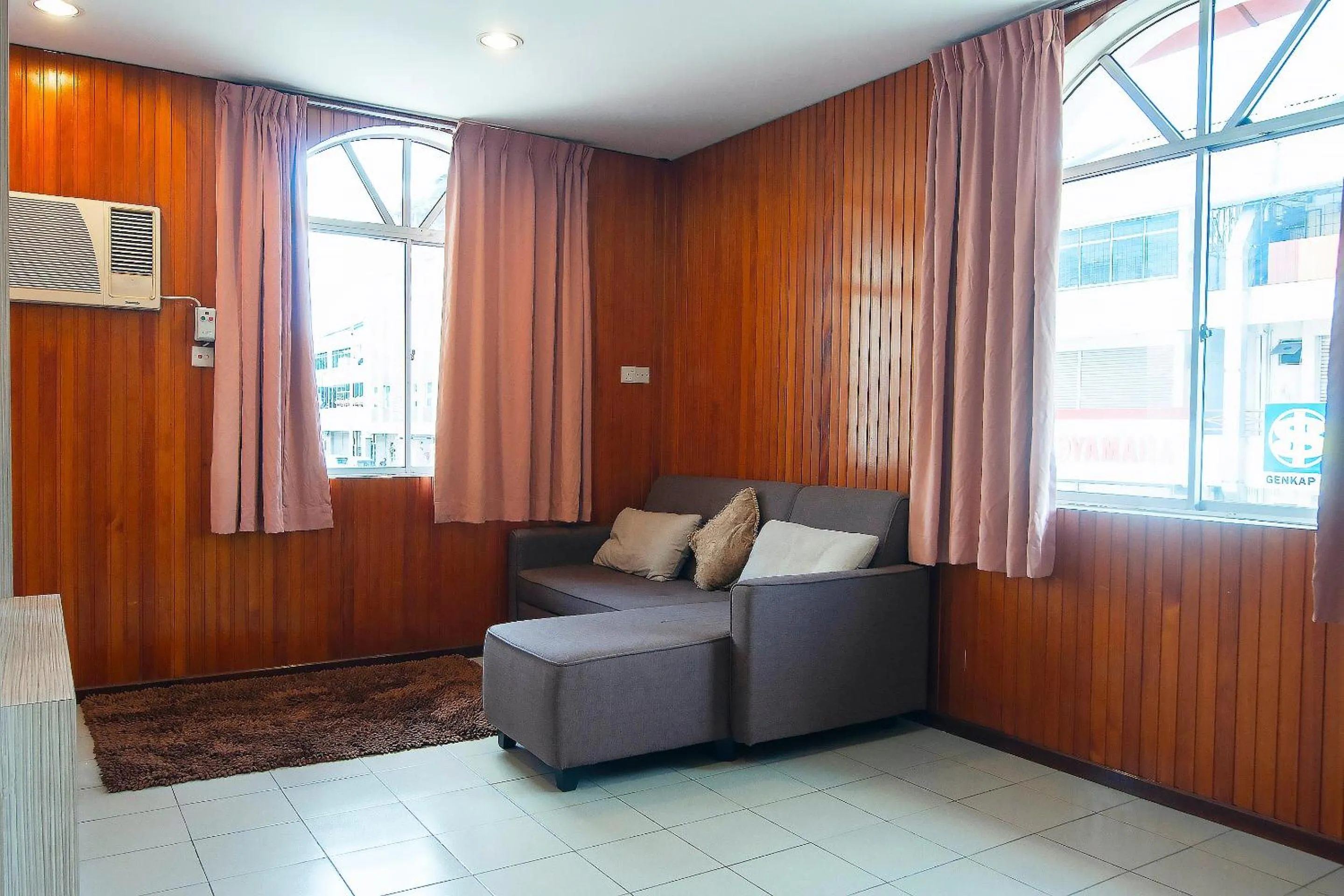 Bedroom, Seating Area in OYO 89577 Kristal Hotel