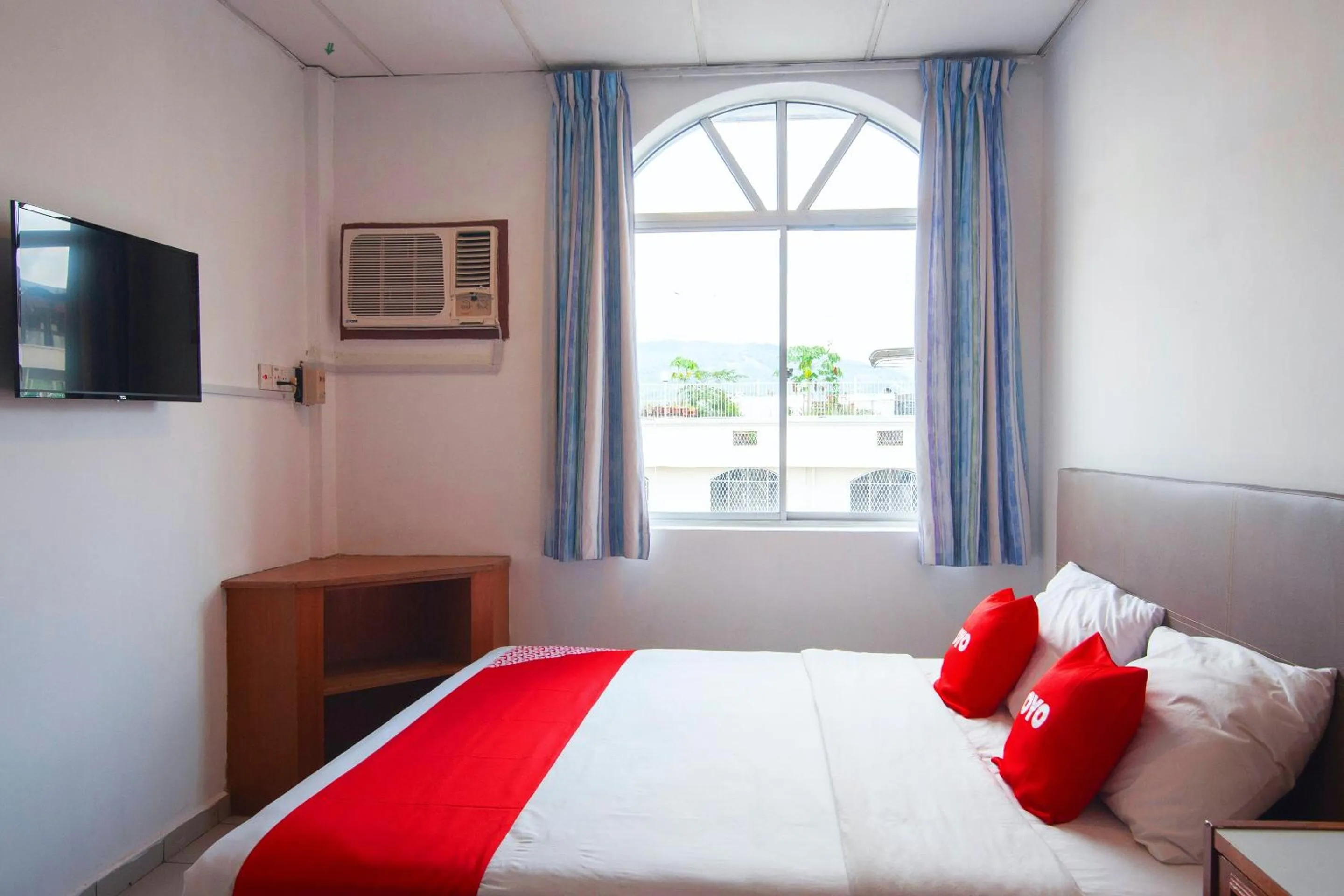 Bedroom in OYO 89577 Kristal Hotel