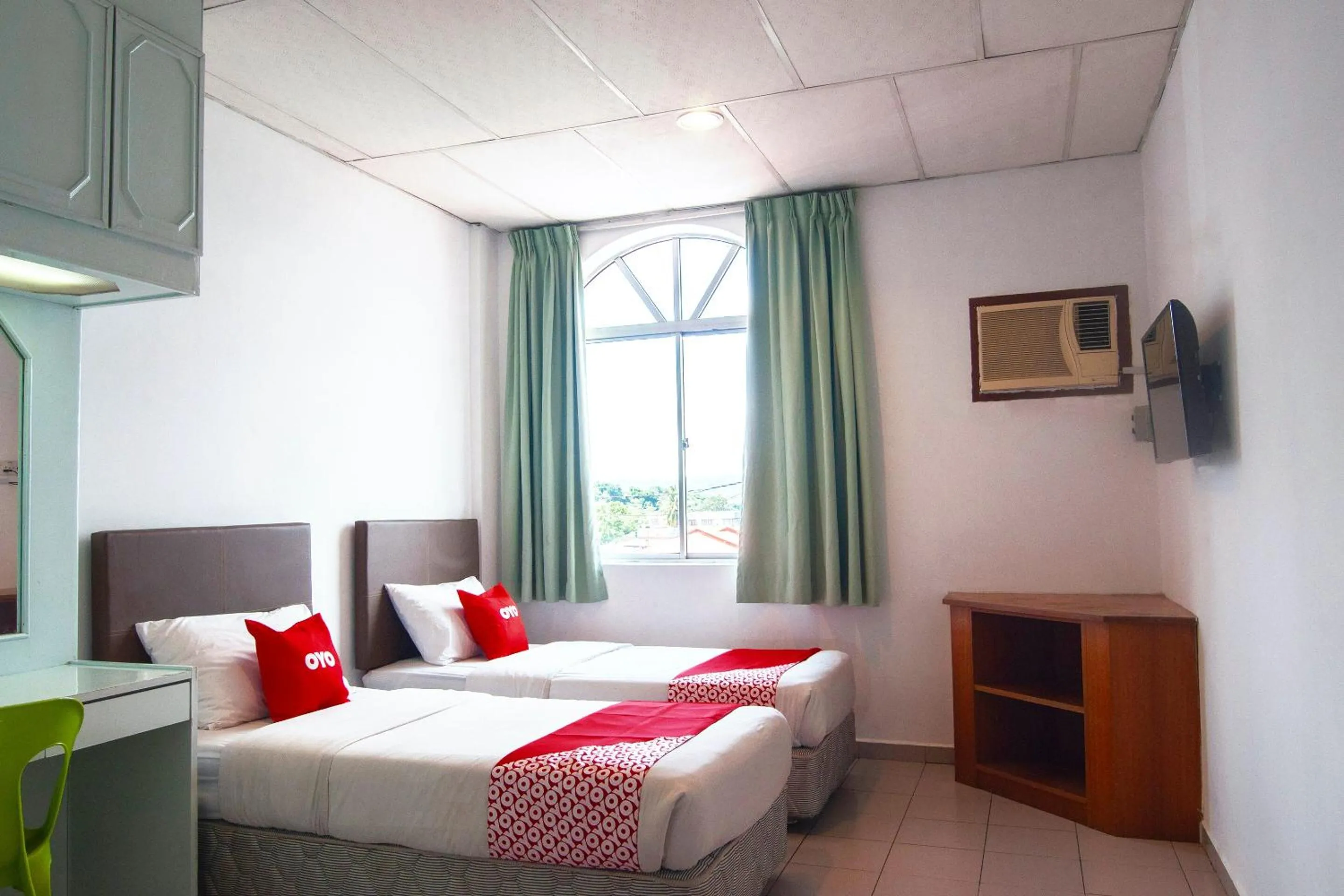 Bedroom in OYO 89577 Kristal Hotel