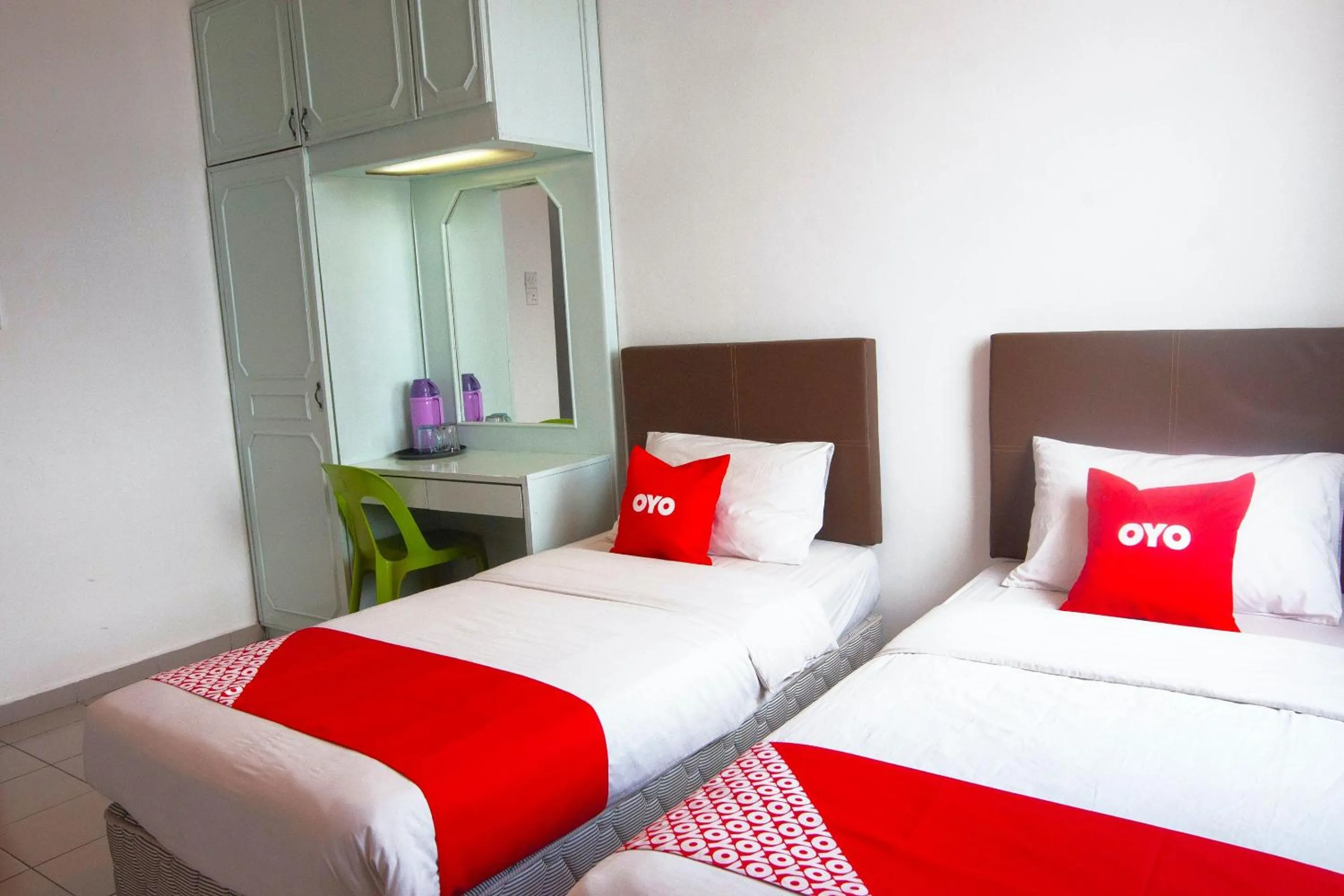 Bedroom in OYO 89577 Kristal Hotel