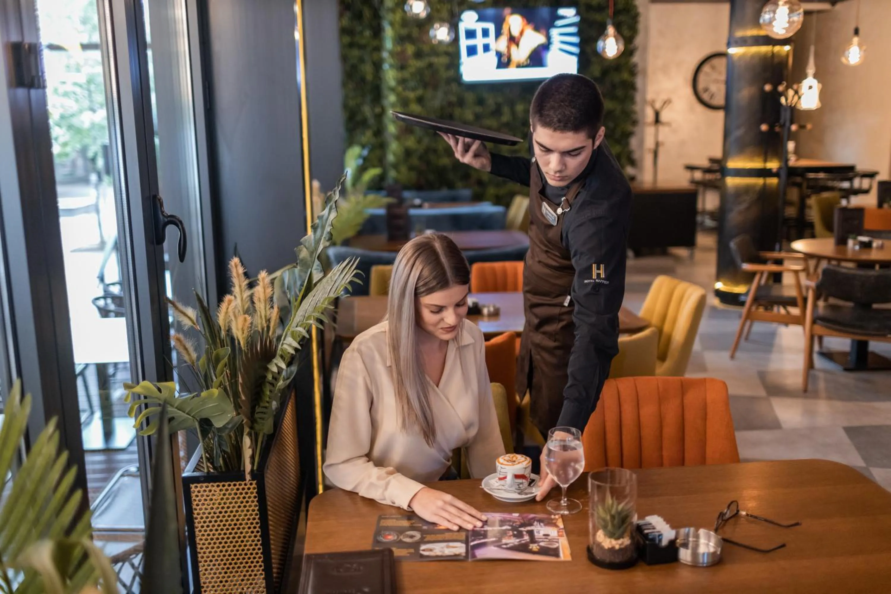 Restaurant/places to eat in Hammeum Hotel