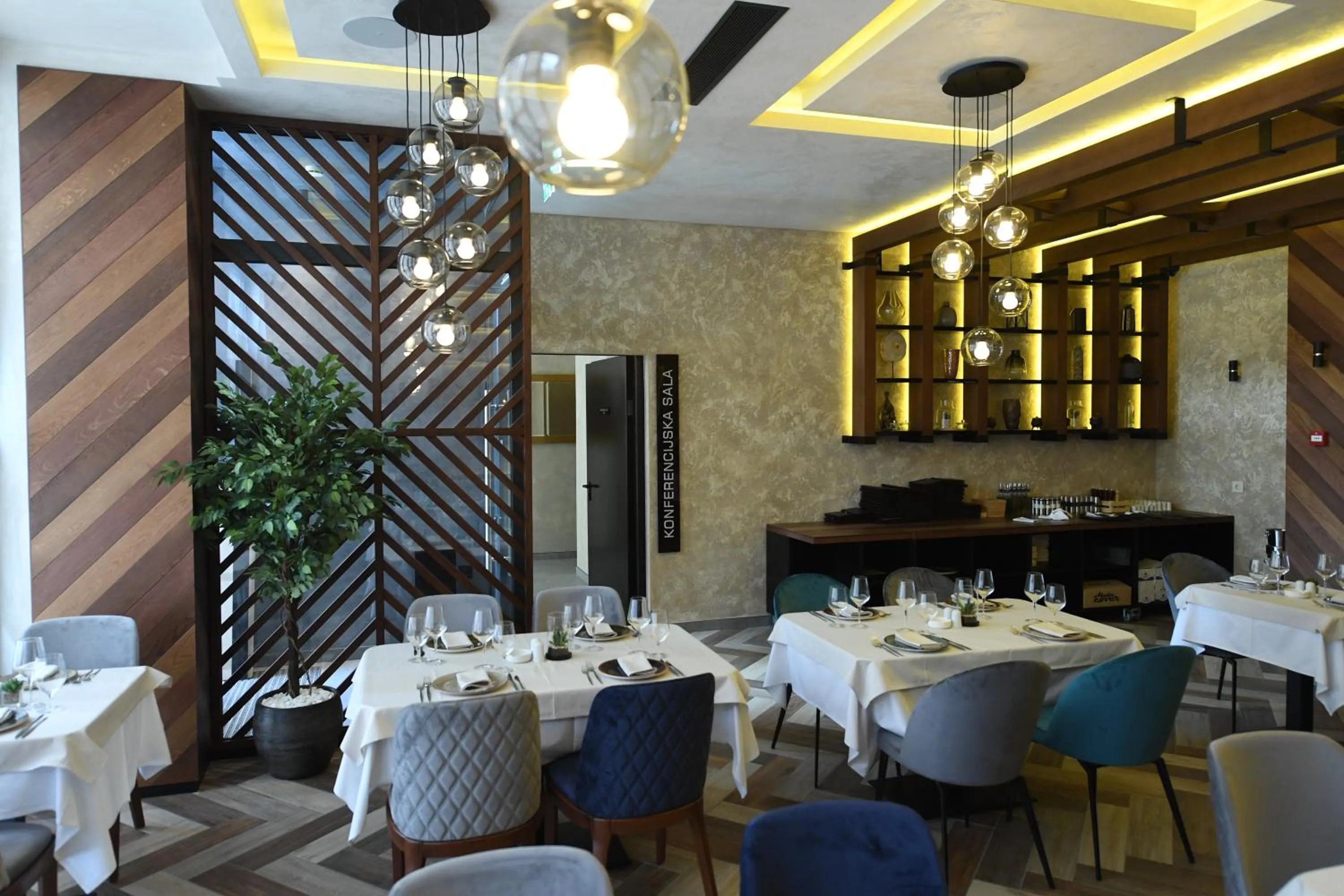 Restaurant/places to eat in Hammeum Hotel