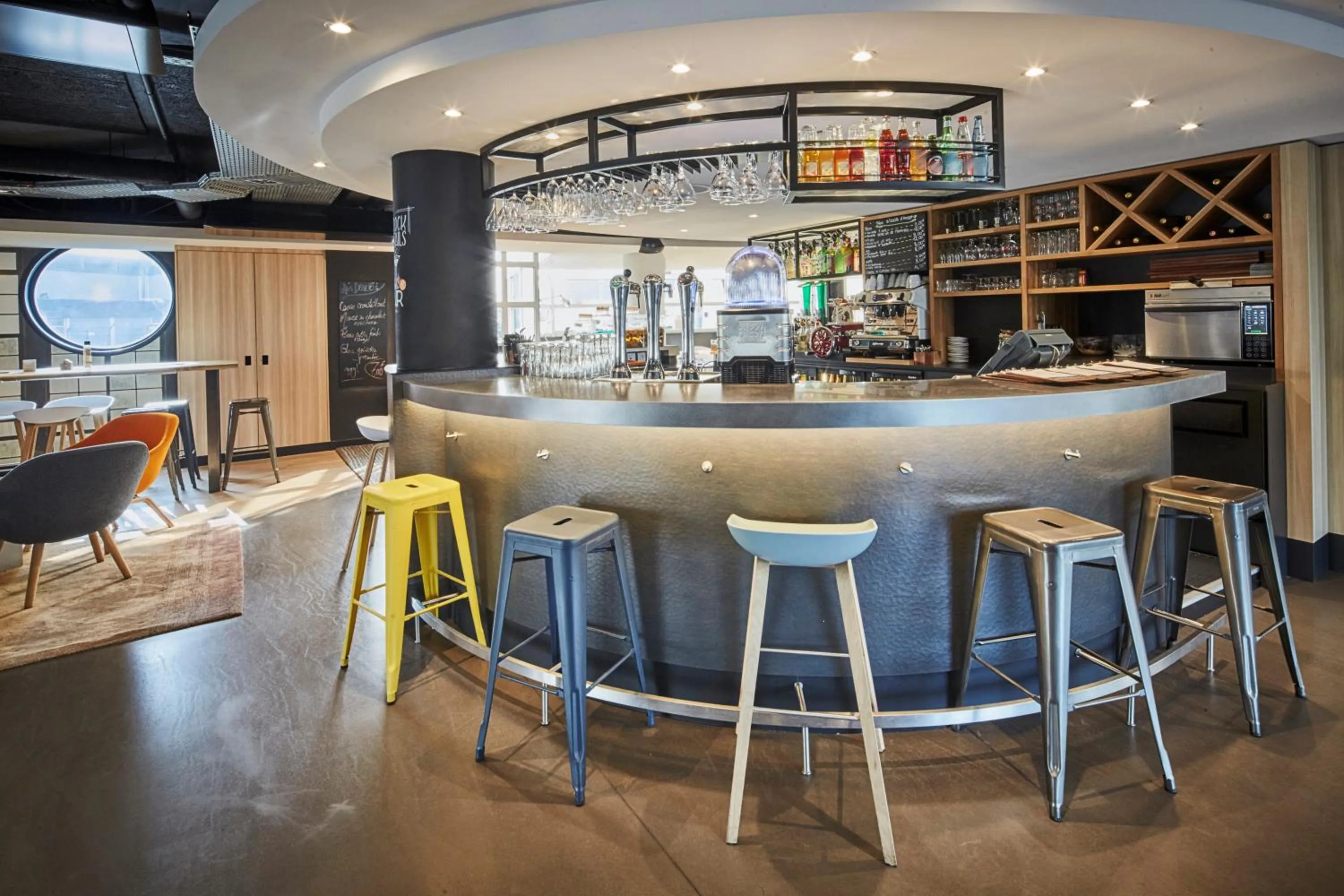 Lounge or bar in Radisson Hotel Paris Le Bourget