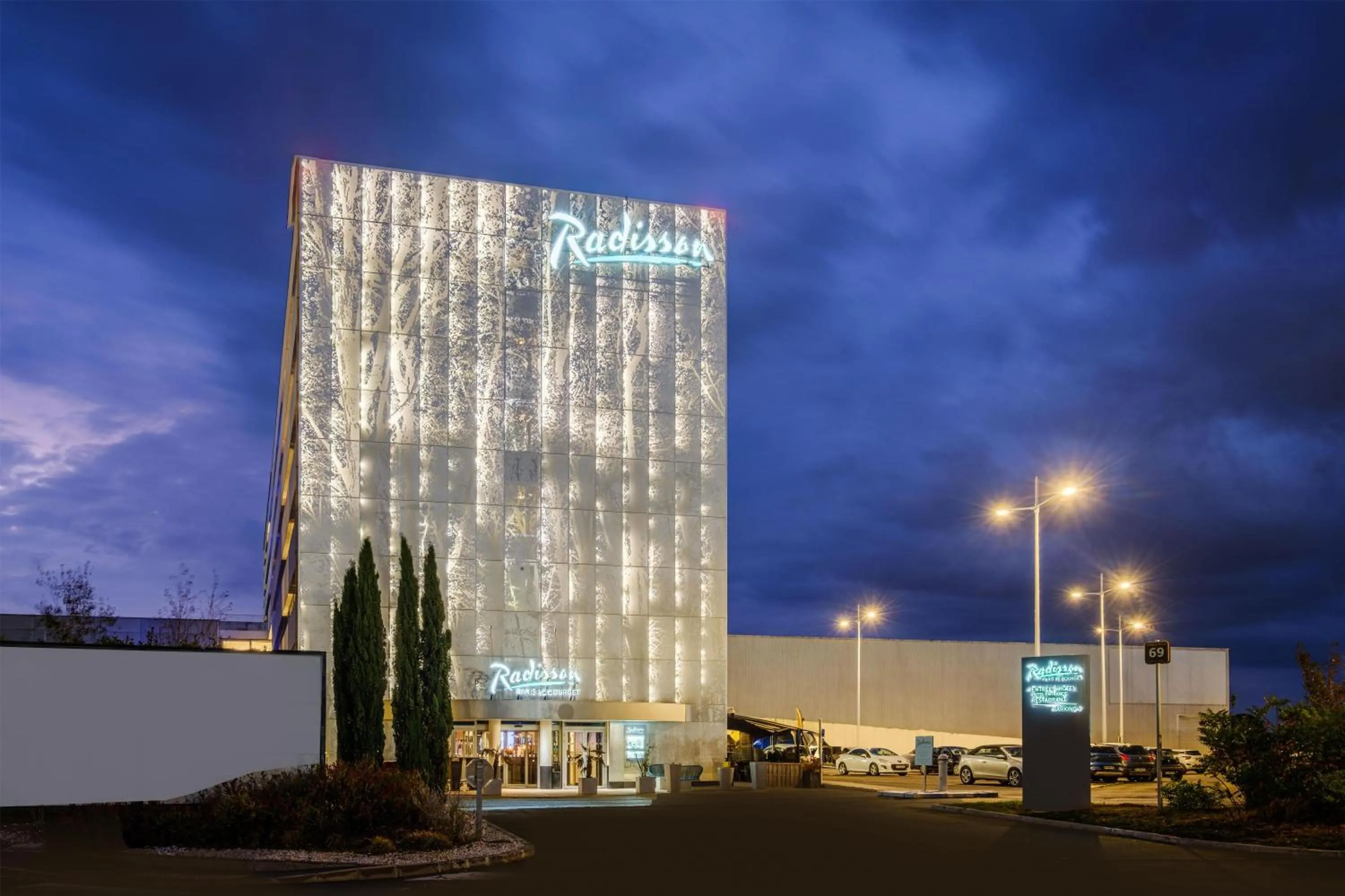 Property building in Radisson Hotel Paris Le Bourget
