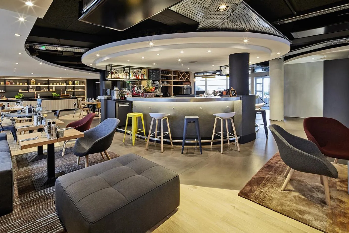 Lounge or bar in Radisson Hotel Paris Le Bourget