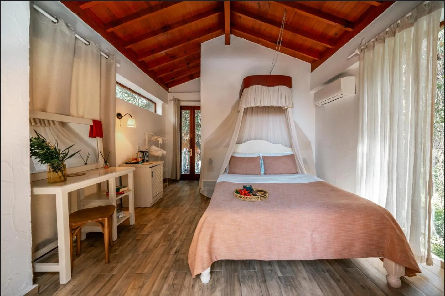 Bedroom, Bed in Nautical Hotel