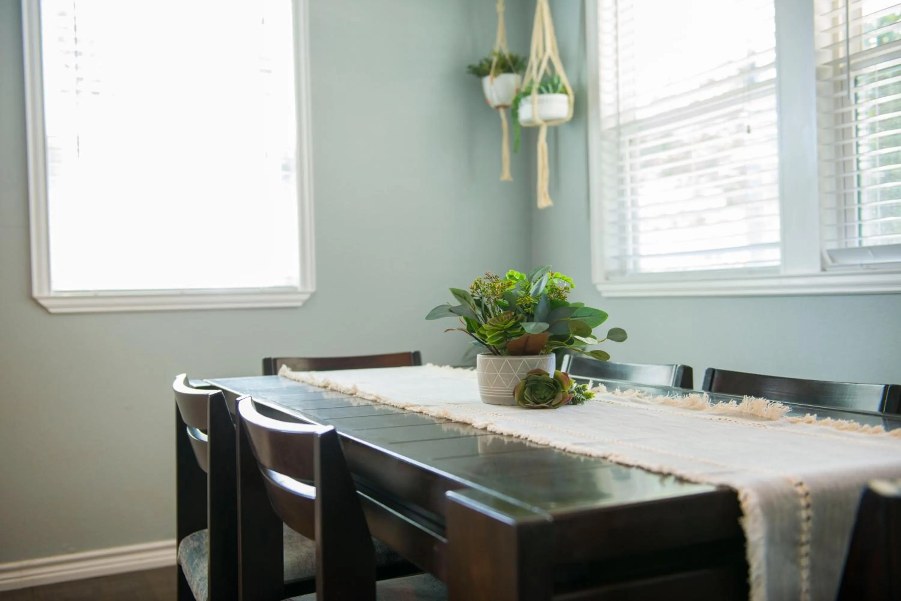 Walk to the Silos! 3 Bed 1960's Bungalow near Baylor