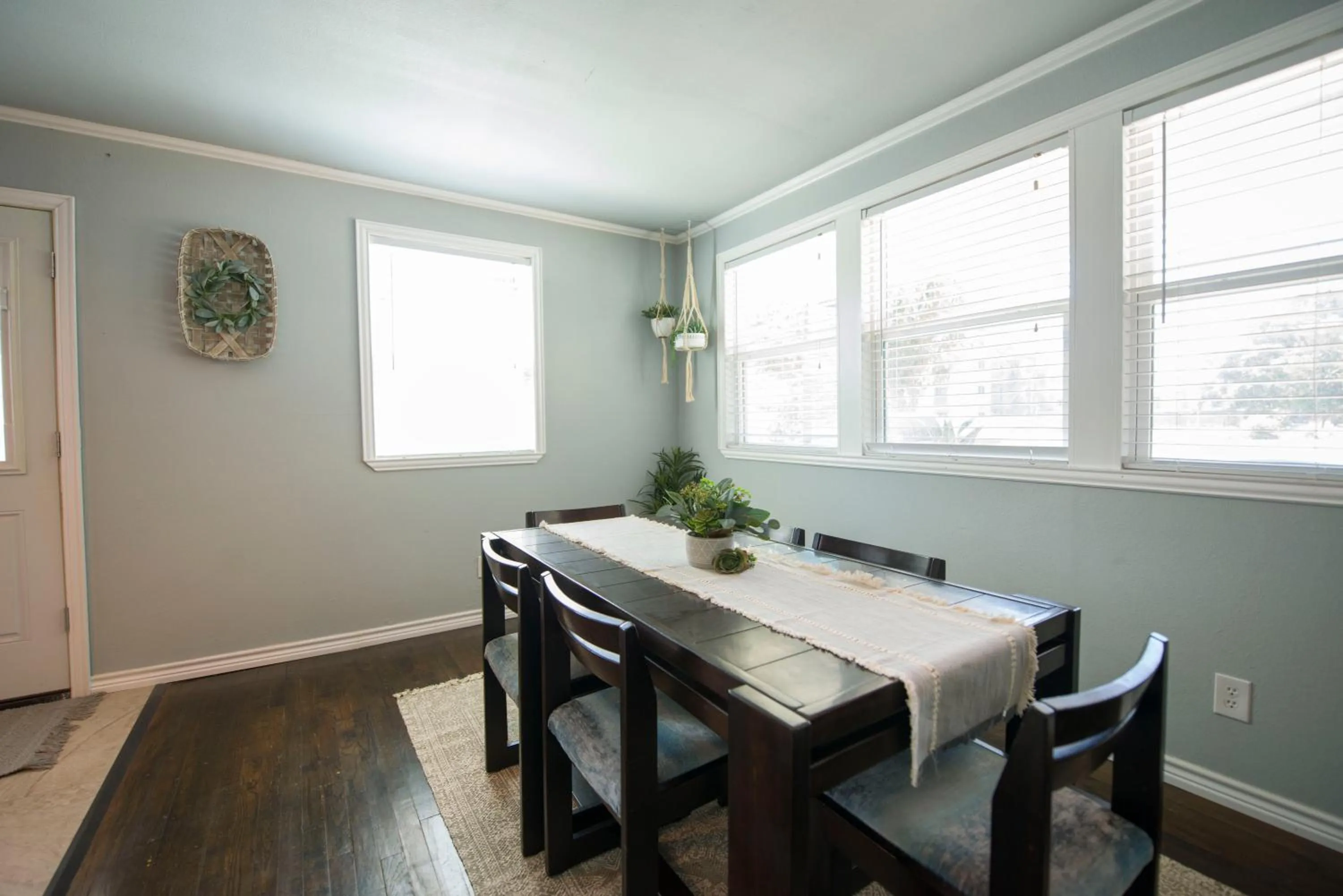 Walk to the Silos! 3 Bed 1960's Bungalow near Baylor