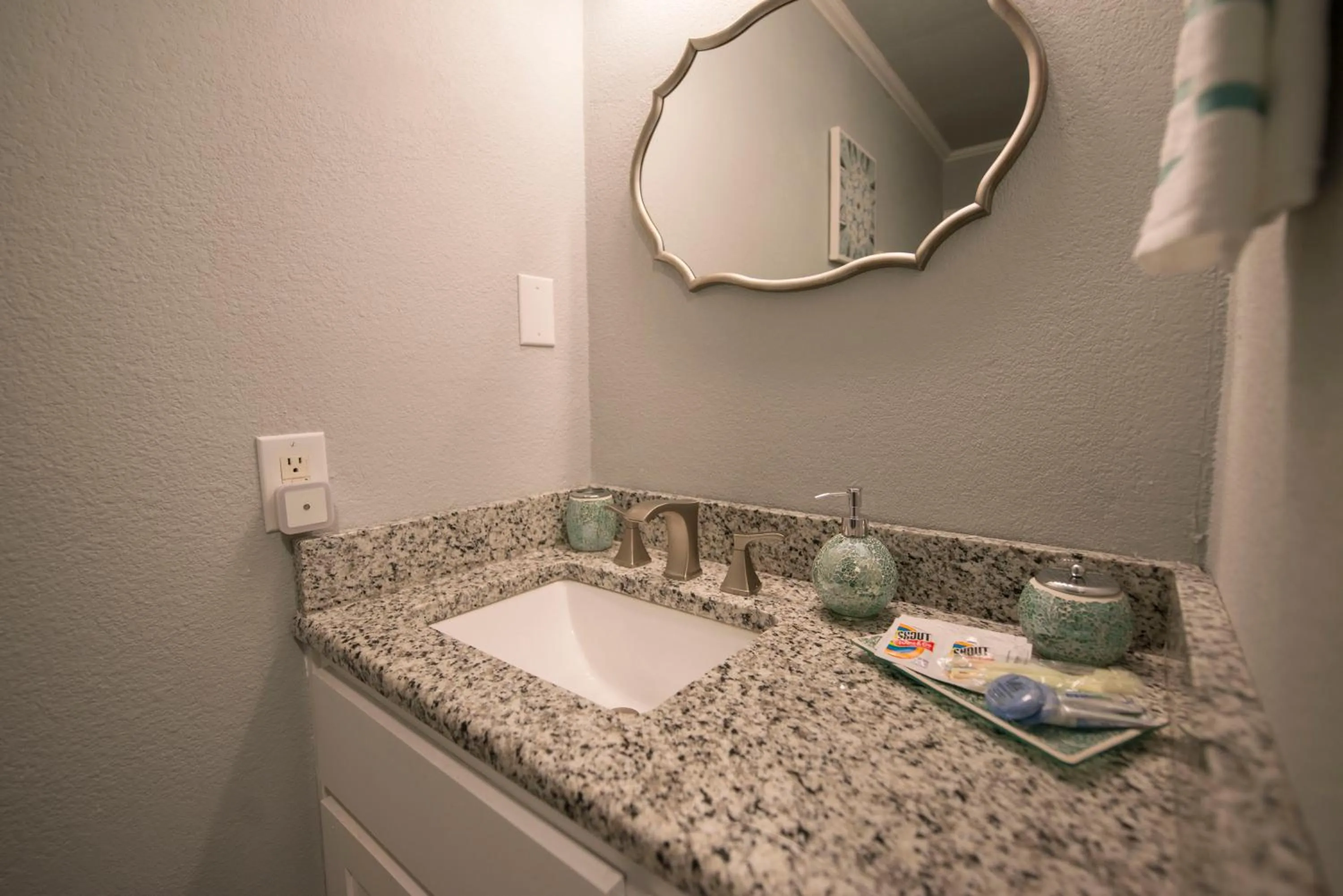 Walk to the Silos! 3 Bed 1960's Bungalow near Baylor