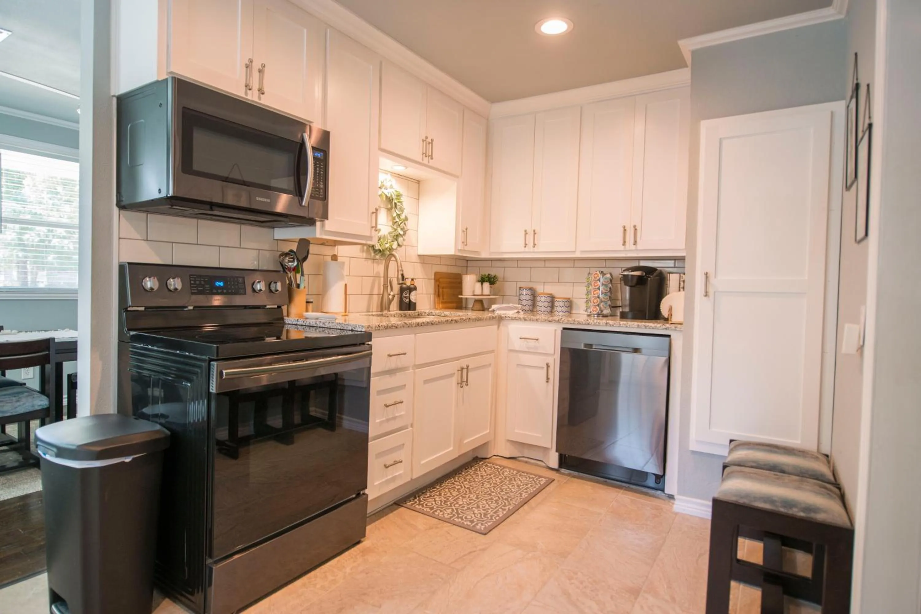 Walk to the Silos! 3 Bed 1960's Bungalow near Baylor