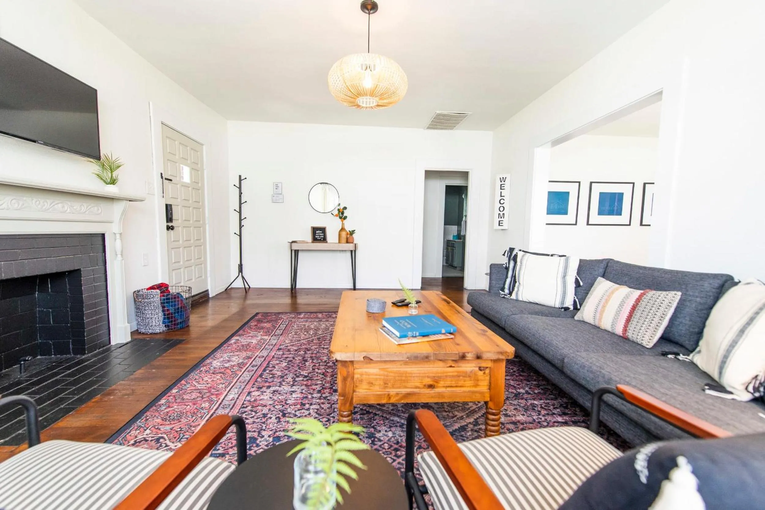 Classy 1927 Uptown Tudor 4 min to Magnolia