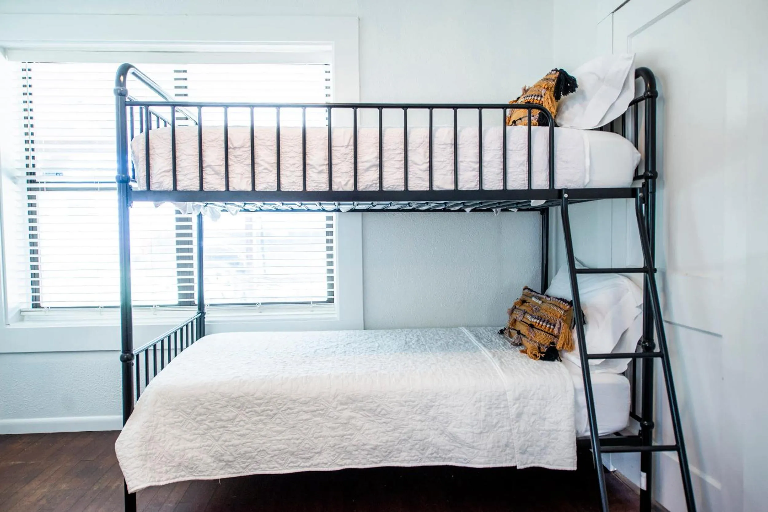 Bed in Classy 1927 Uptown Tudor 4 min to Magnolia