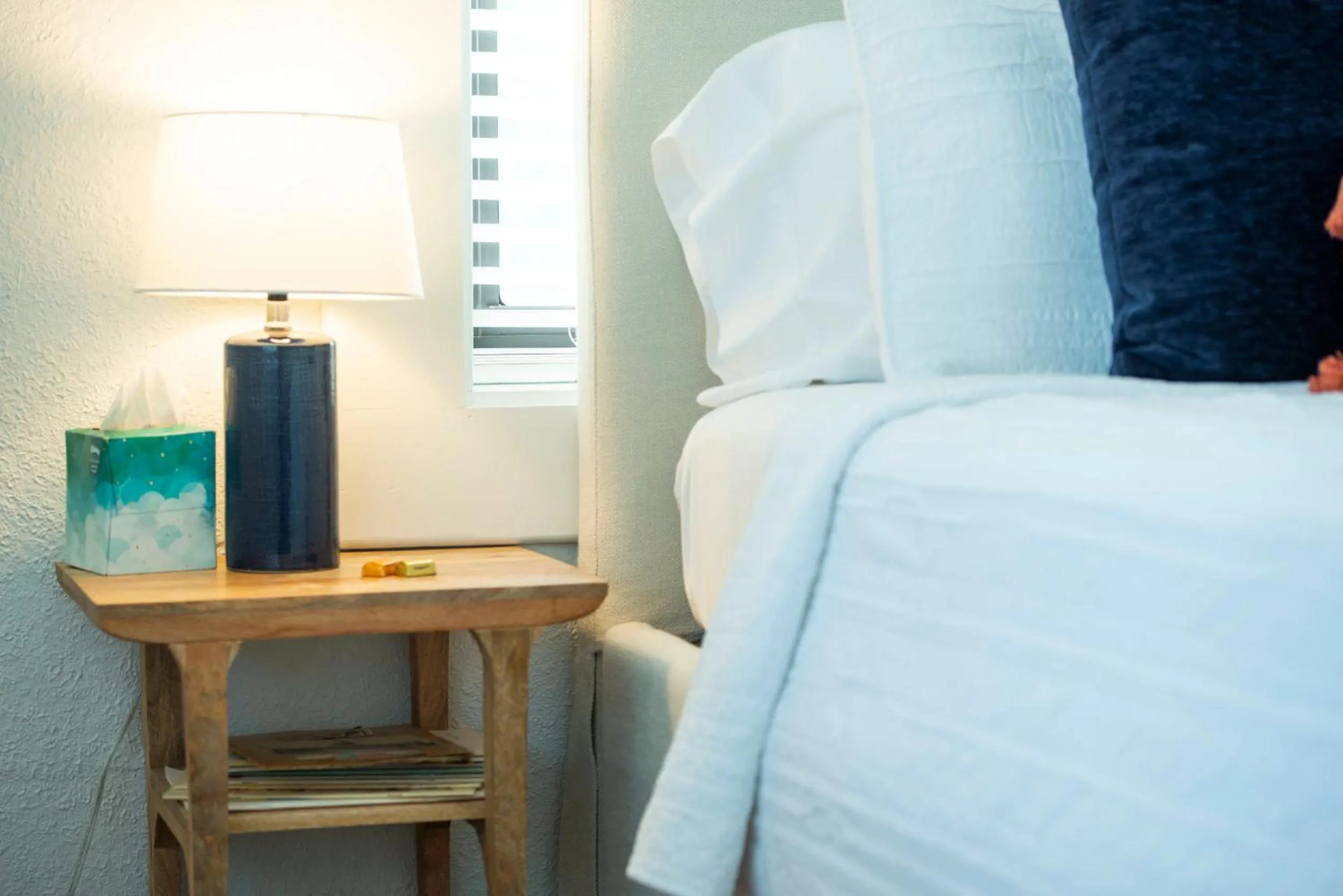 Bed in Classy 1927 Uptown Tudor 4 min to Magnolia