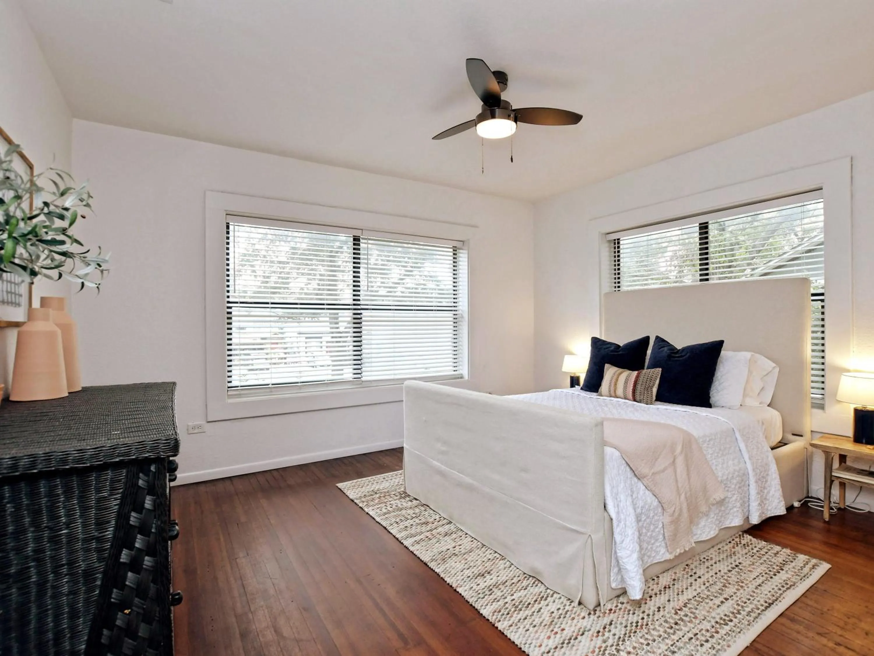 Bed in Classy 1927 Uptown Tudor 4 min to Magnolia