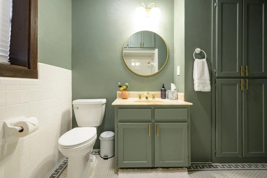 Classy 1927 Uptown Tudor 4 min to Magnolia