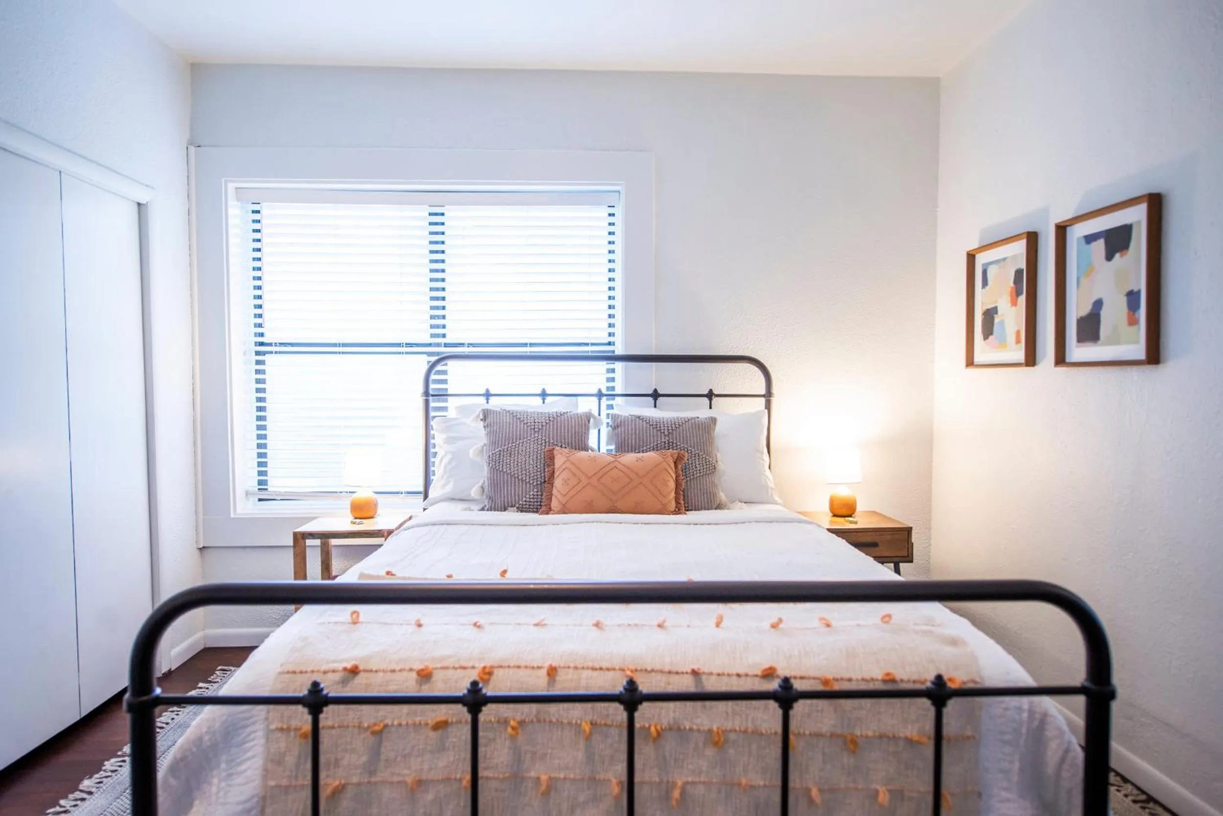 Bed in Classy 1927 Uptown Tudor 4 min to Magnolia