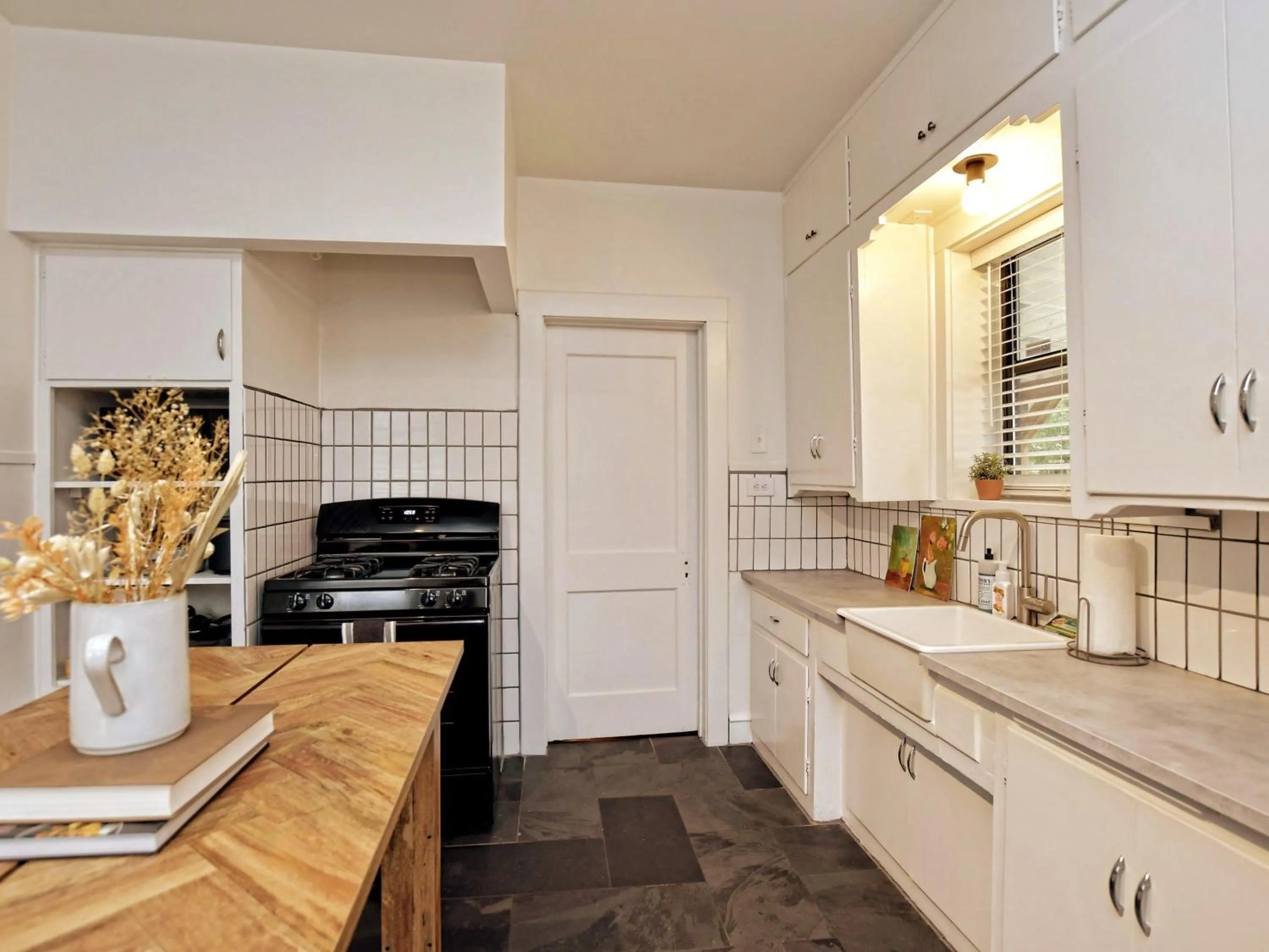 Classy 1927 Uptown Tudor 4 min to Magnolia