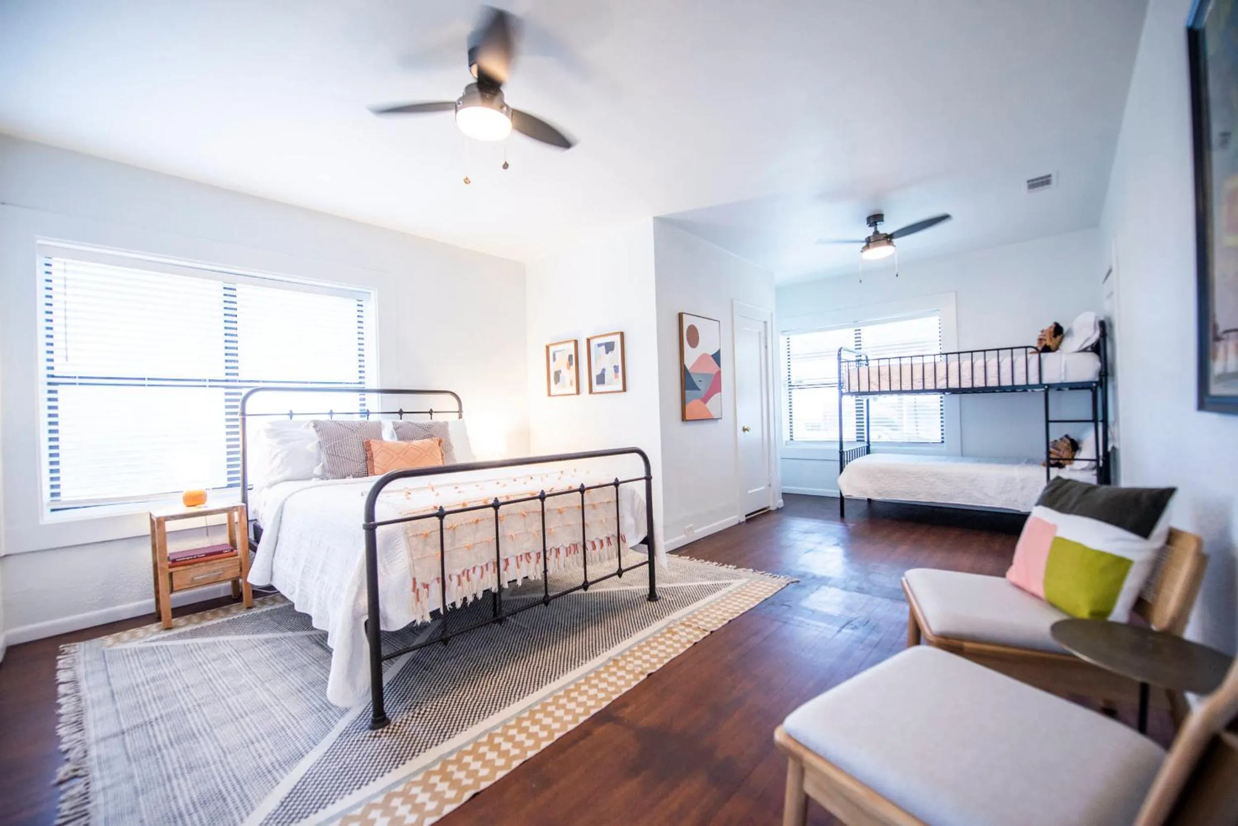 Bed in Classy 1927 Uptown Tudor 4 min to Magnolia