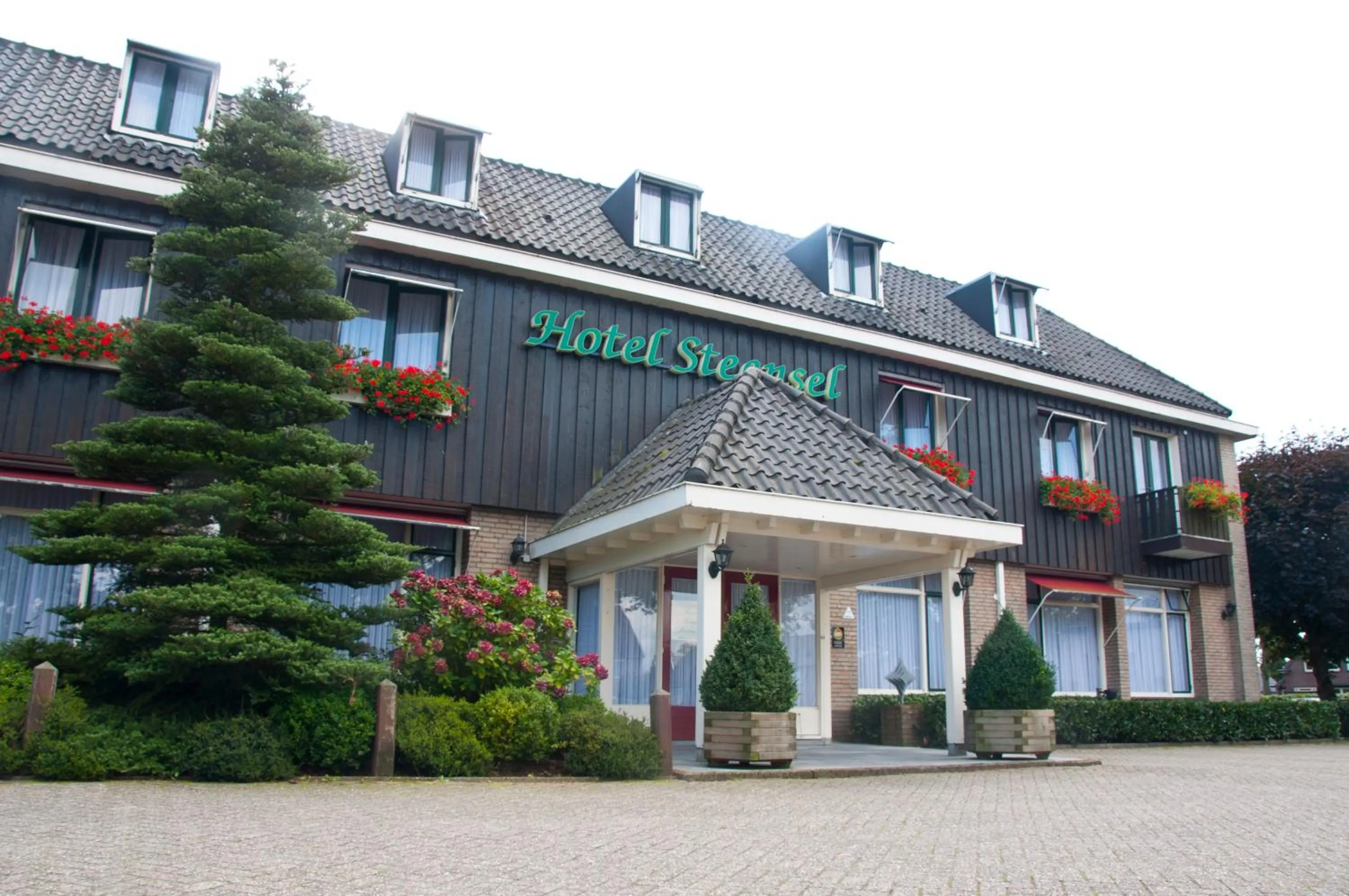 Facade/entrance in Hotel Steensel