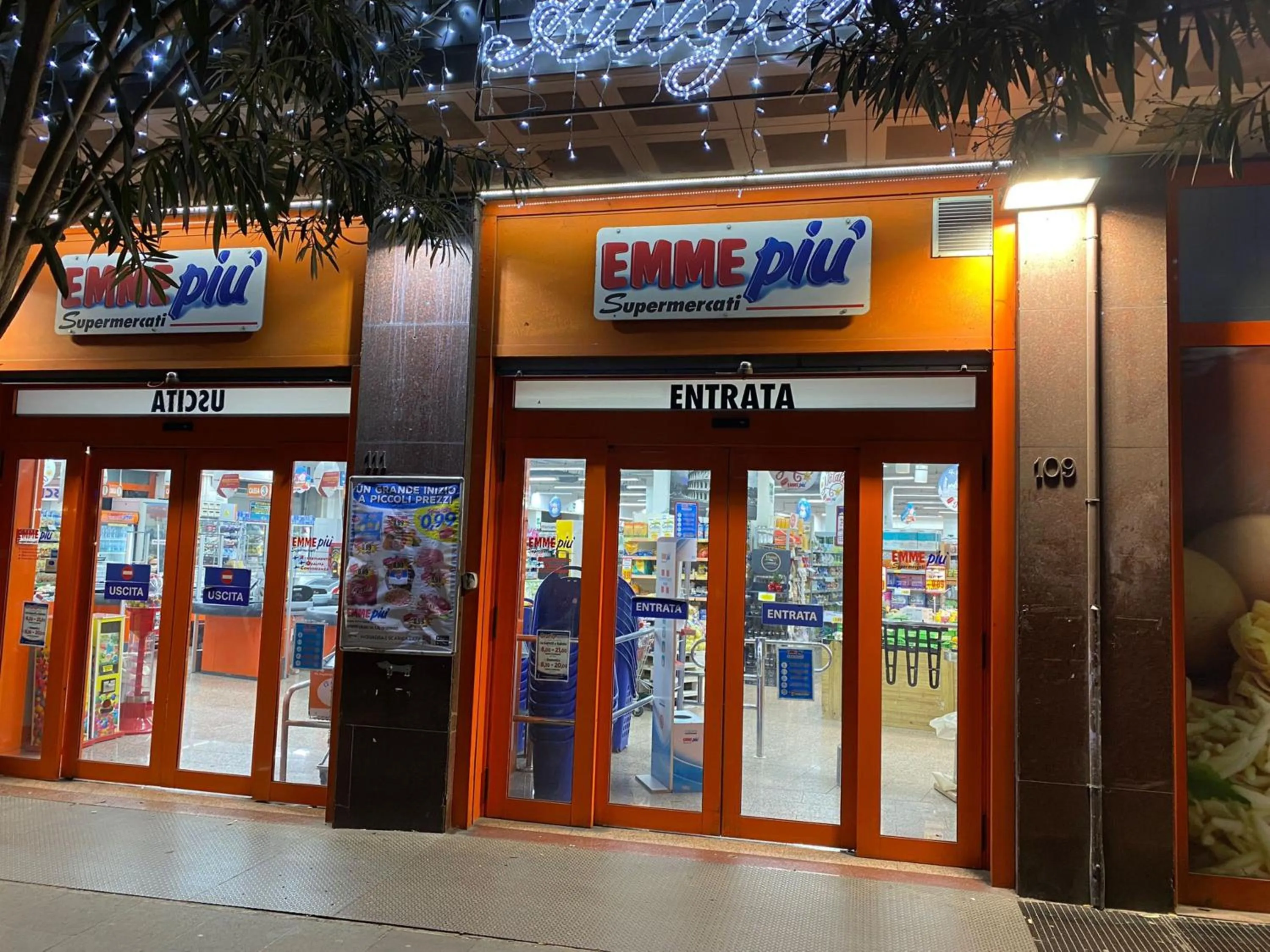 Supermarket/grocery shop in B&B Roma Castle Termini