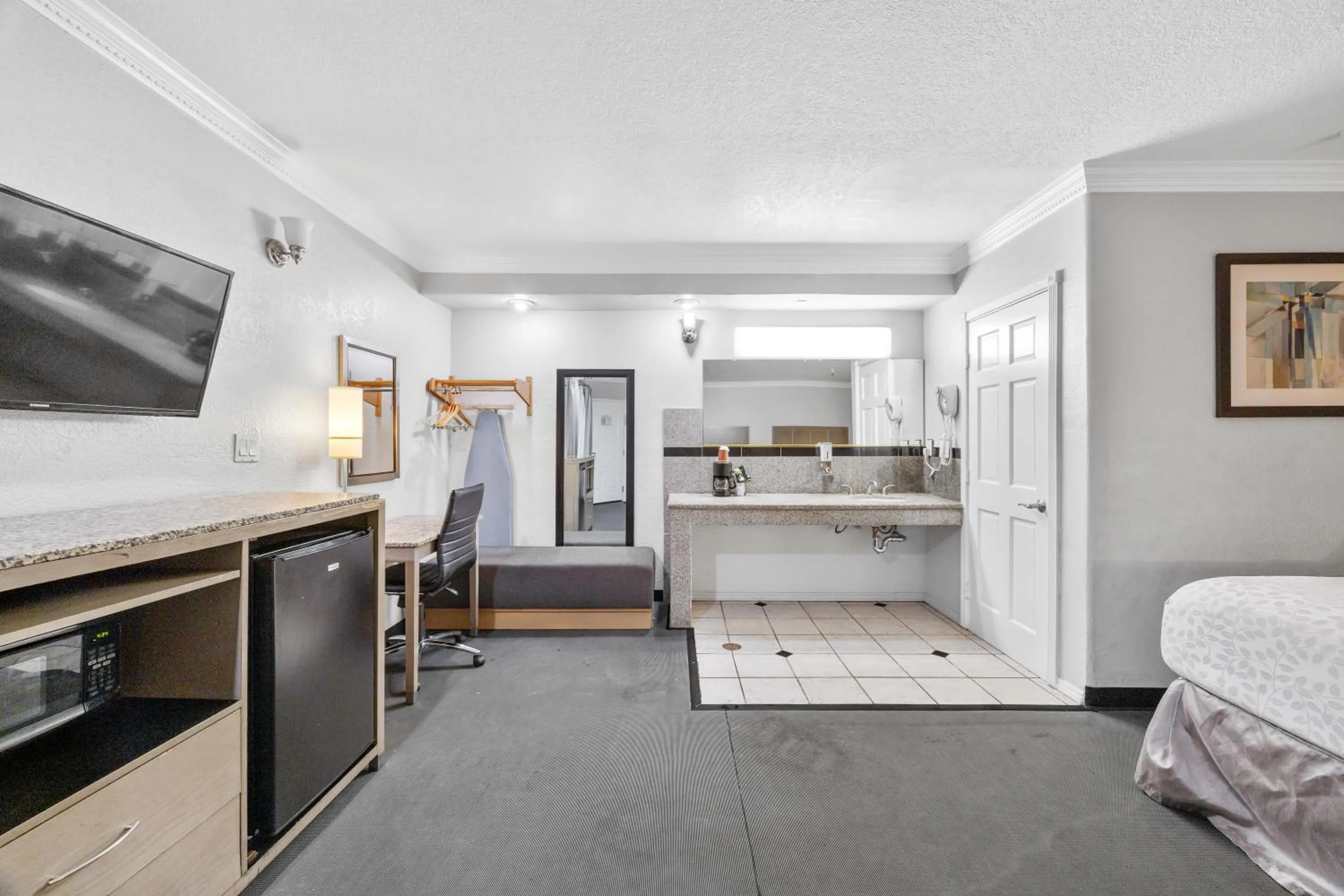 Bed in Americas Best Value Inn - Milpitas