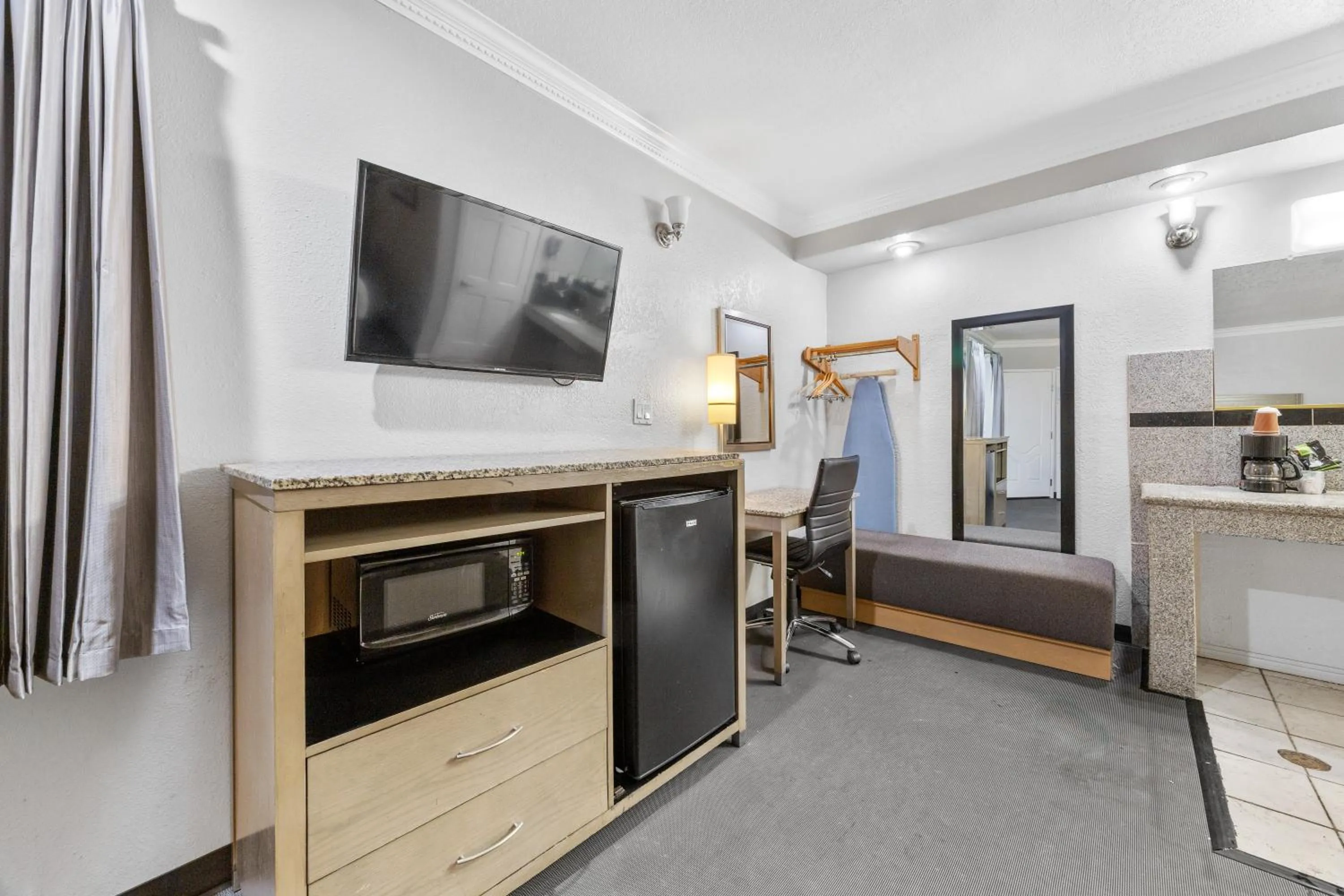 Bed in Americas Best Value Inn - Milpitas