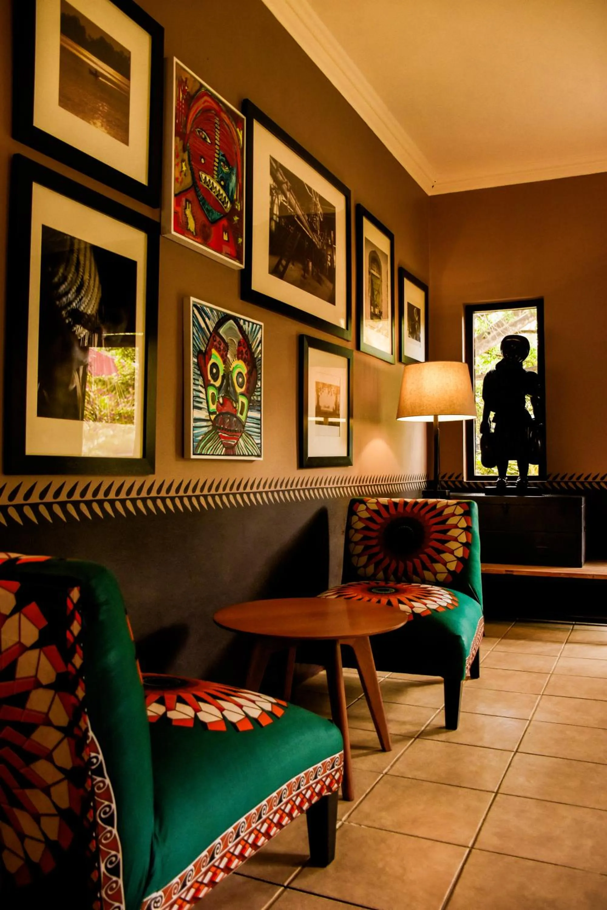 Communal lounge/ TV room in Omali São Tomé