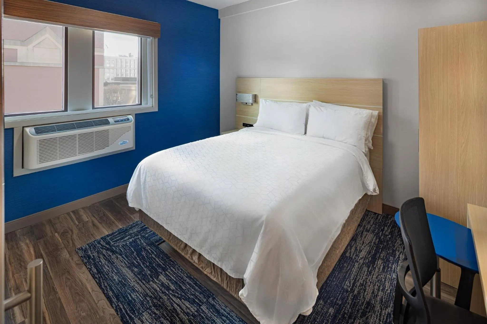 Photo of the whole room, Bed in Holiday Inn Express & Suites - Atlanta Downtown by IHG
