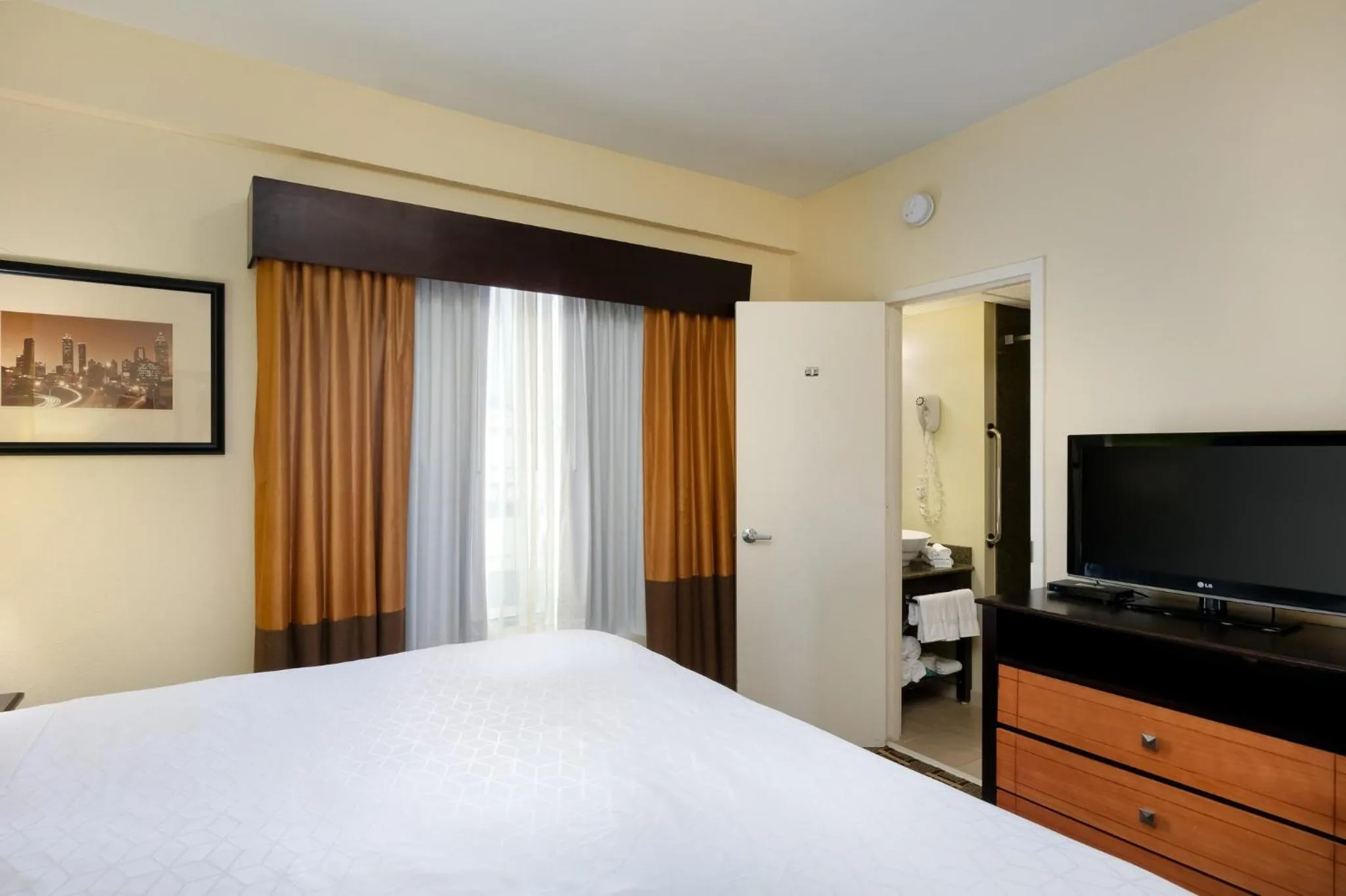 Photo of the whole room, Bed in Holiday Inn Express & Suites - Atlanta Downtown by IHG
