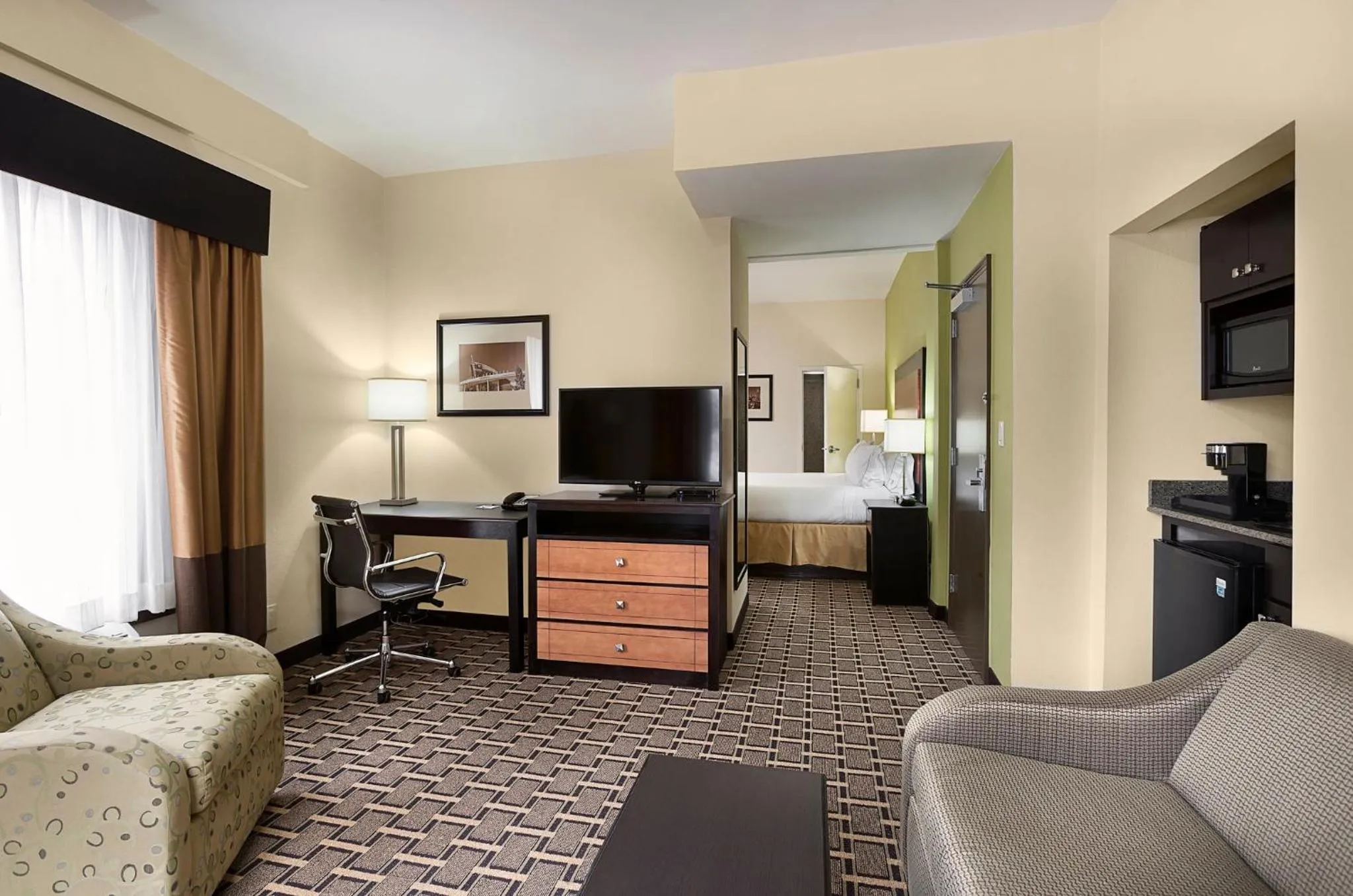 Photo of the whole room, Bed in Holiday Inn Express & Suites - Atlanta Downtown by IHG