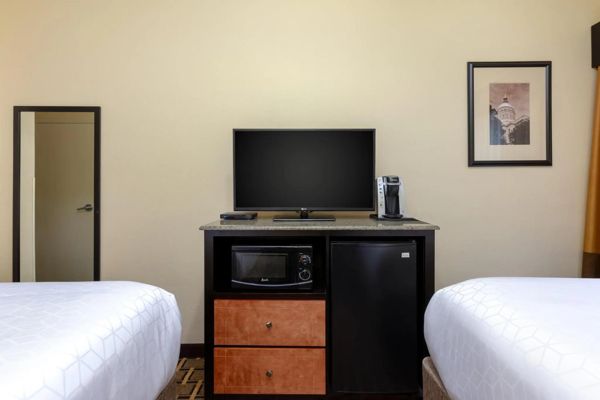 Photo of the whole room, Bed in Holiday Inn Express & Suites - Atlanta Downtown by IHG