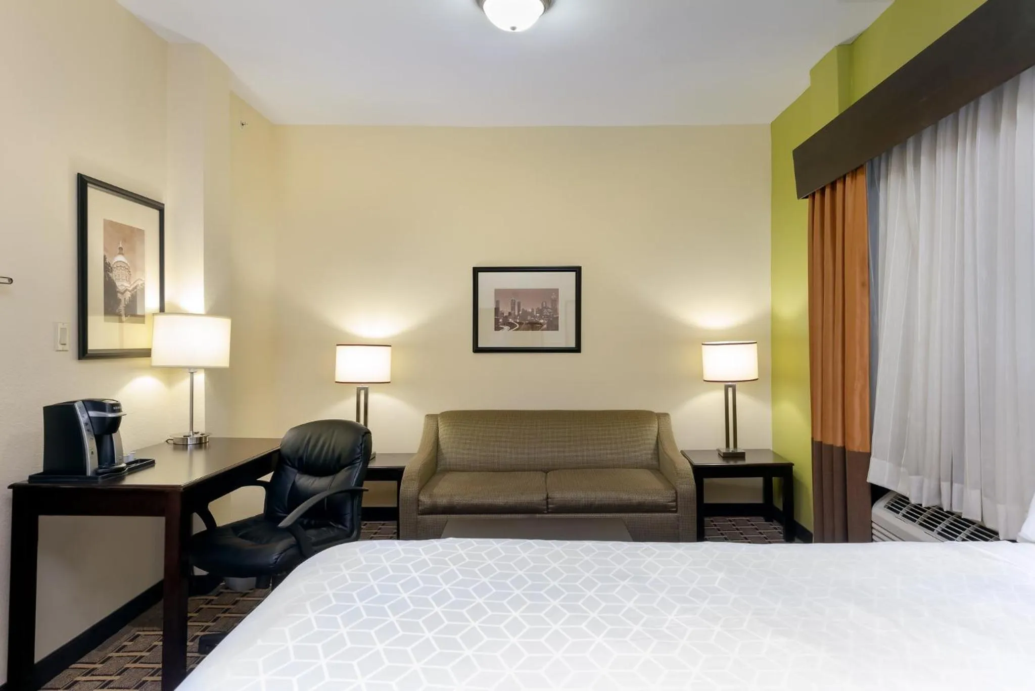 Photo of the whole room, Bed in Holiday Inn Express & Suites - Atlanta Downtown by IHG