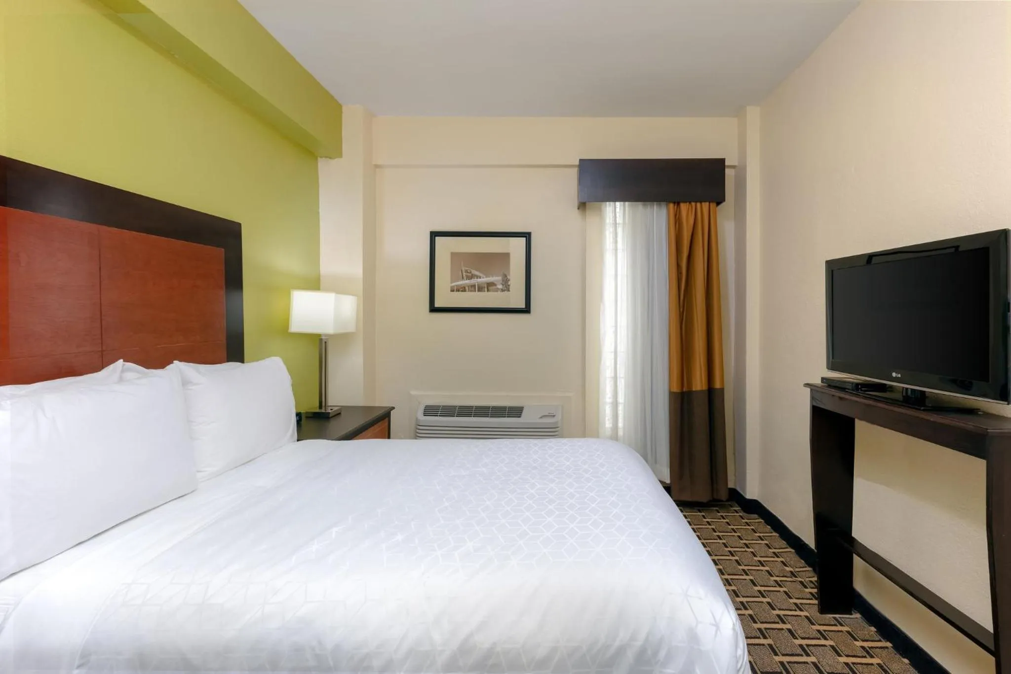 Photo of the whole room, Bed in Holiday Inn Express & Suites - Atlanta Downtown by IHG