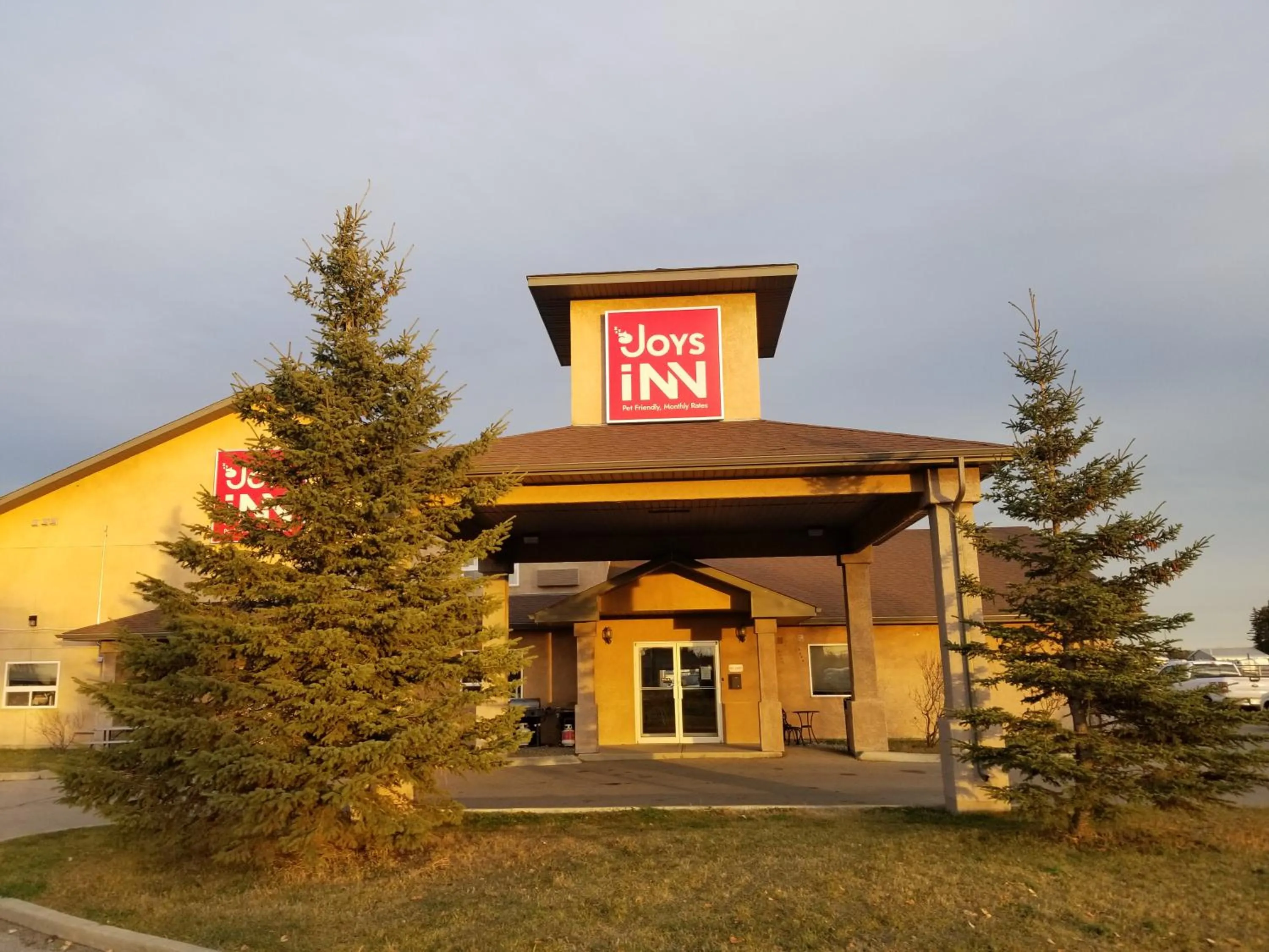 Property building in Joys Inn Innisfail, AB