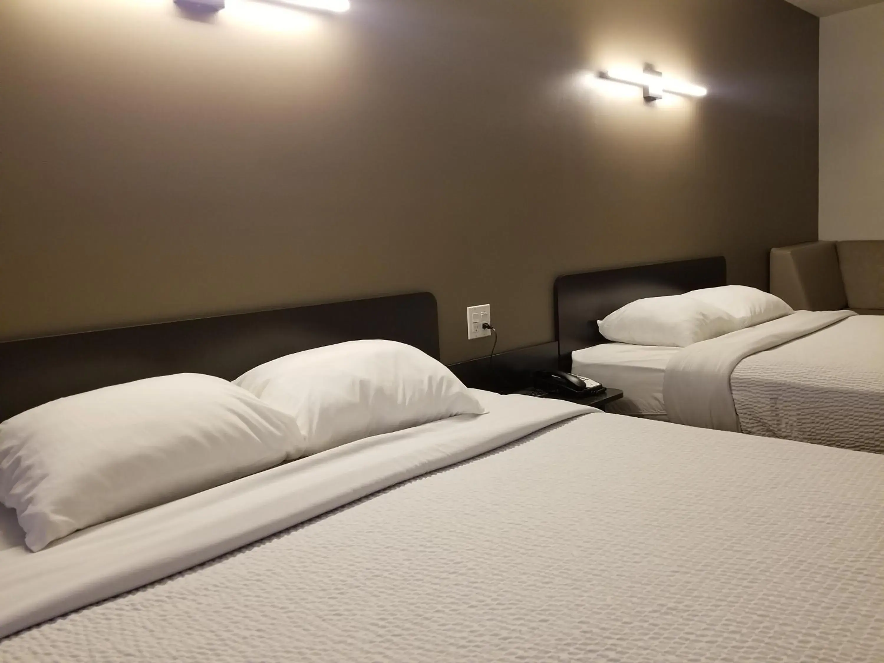 Deluxe Queen Room with Two Queen Beds in Joys Inn Innisfail, AB Deluxe Queen Room with Two Queen Beds in Joys Inn Innisfail, AB