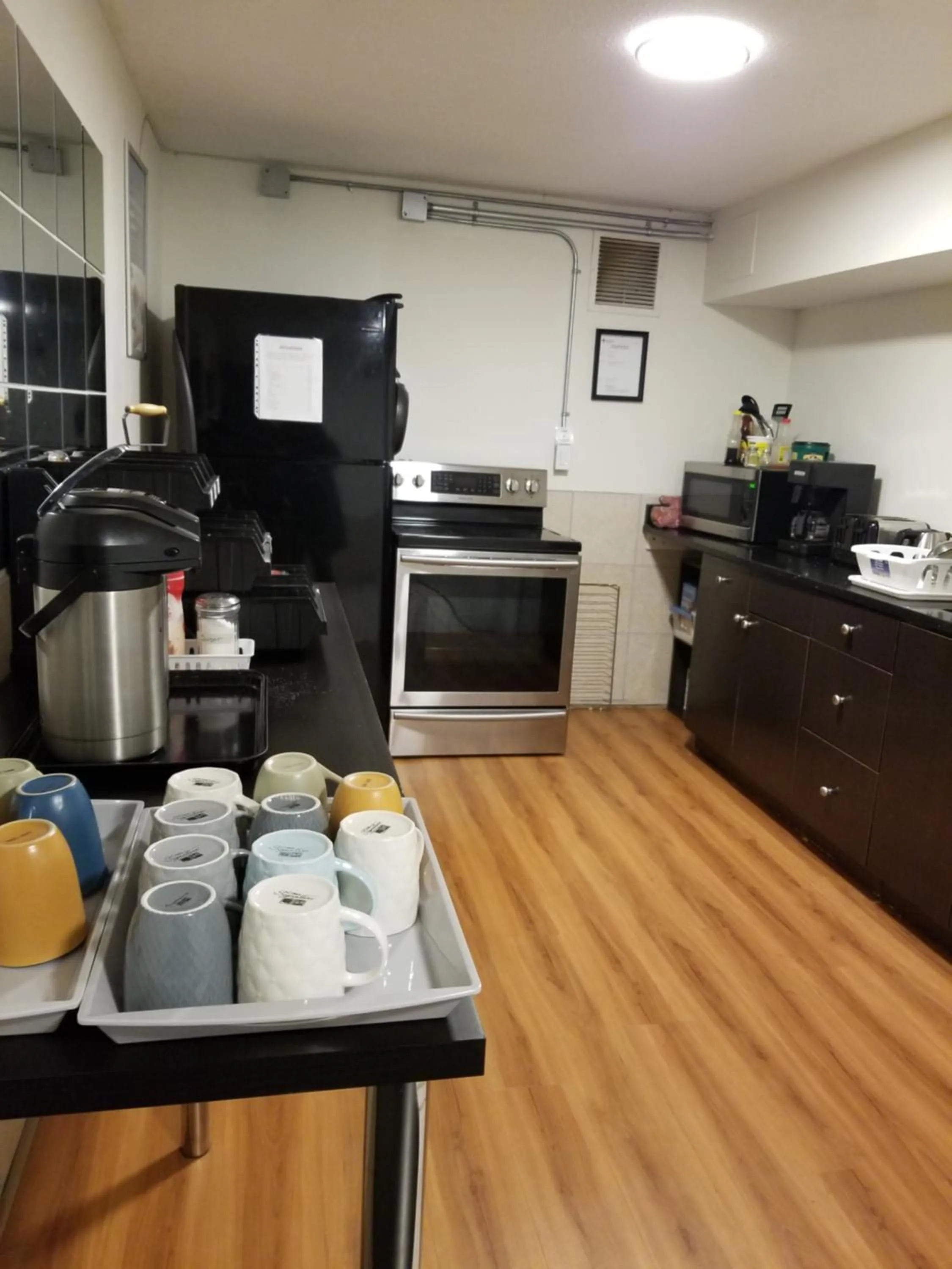 Coffee/tea facilities in Joys Inn Innisfail, AB
