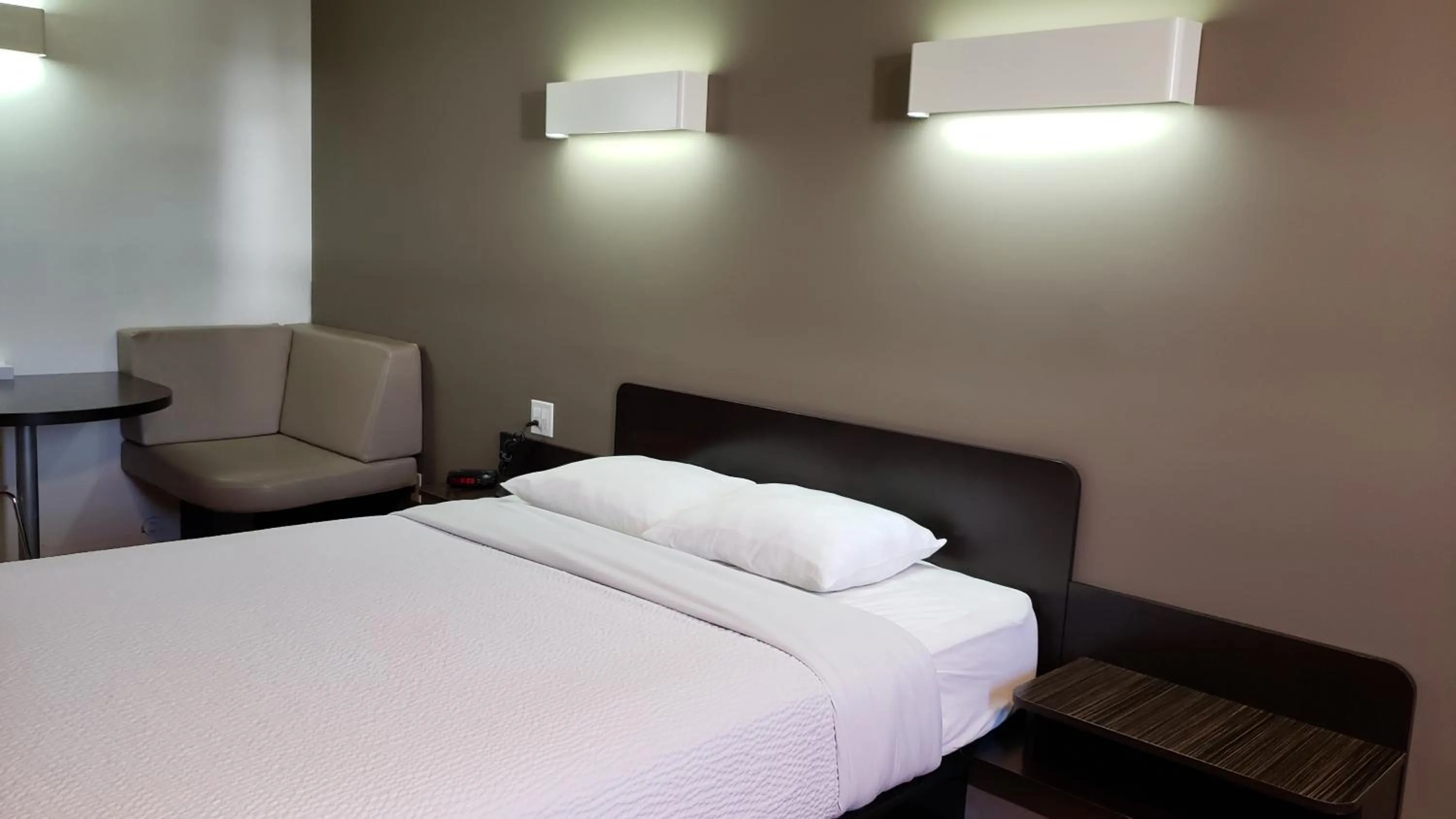 Bed in Joys Inn Innisfail, AB