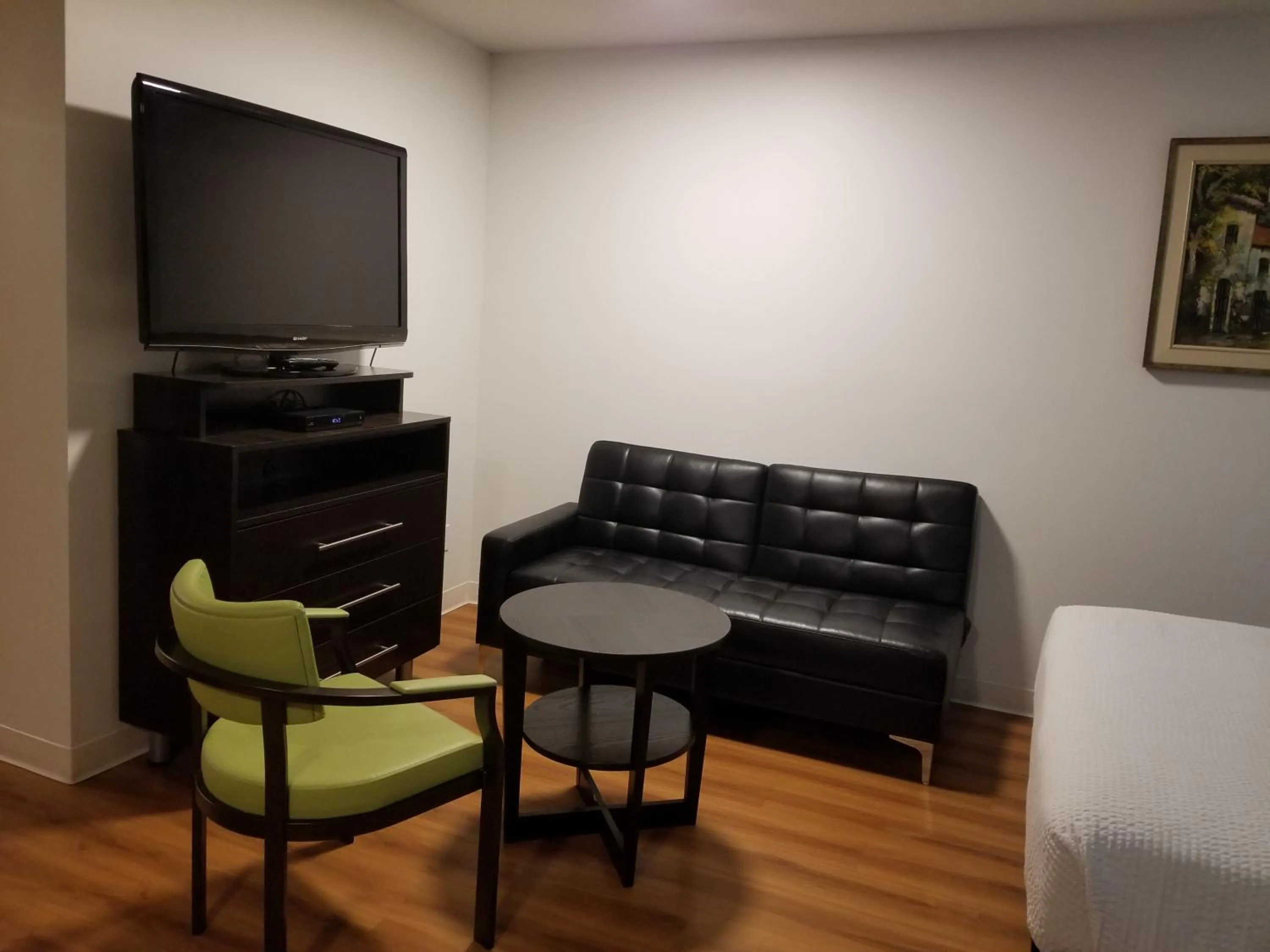 TV and multimedia in Joys Inn Innisfail, AB