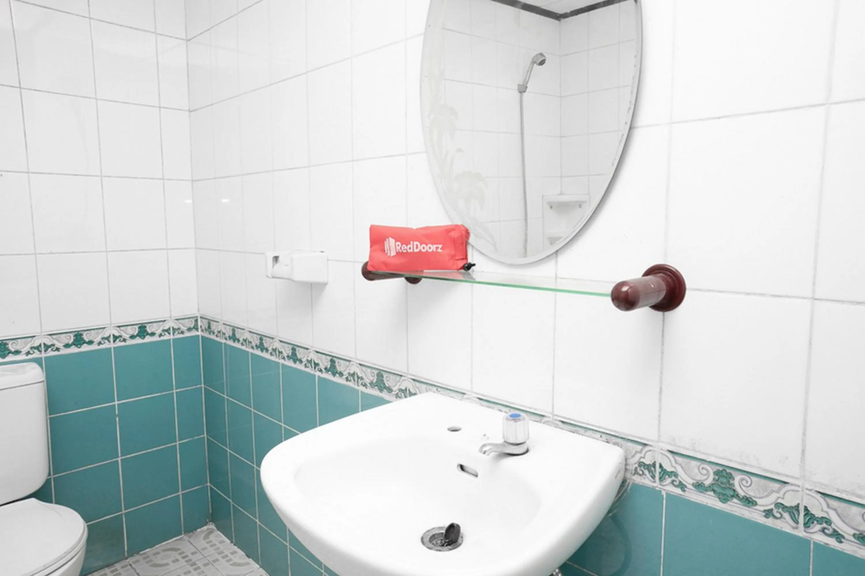 Bathroom in RedDoorz @ Hotel Damanaka Pangalengan