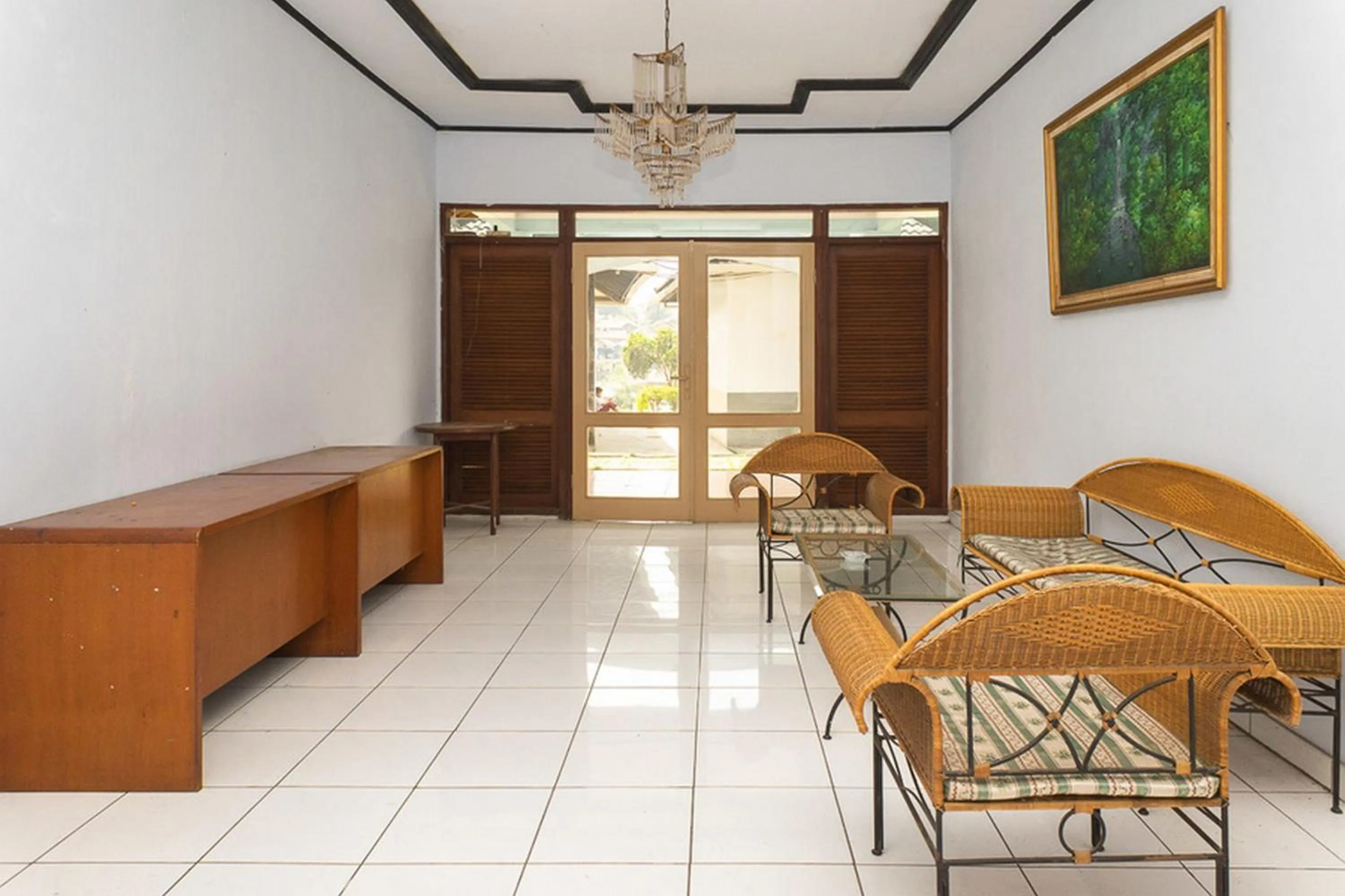 Living room in RedDoorz @ Hotel Damanaka Pangalengan