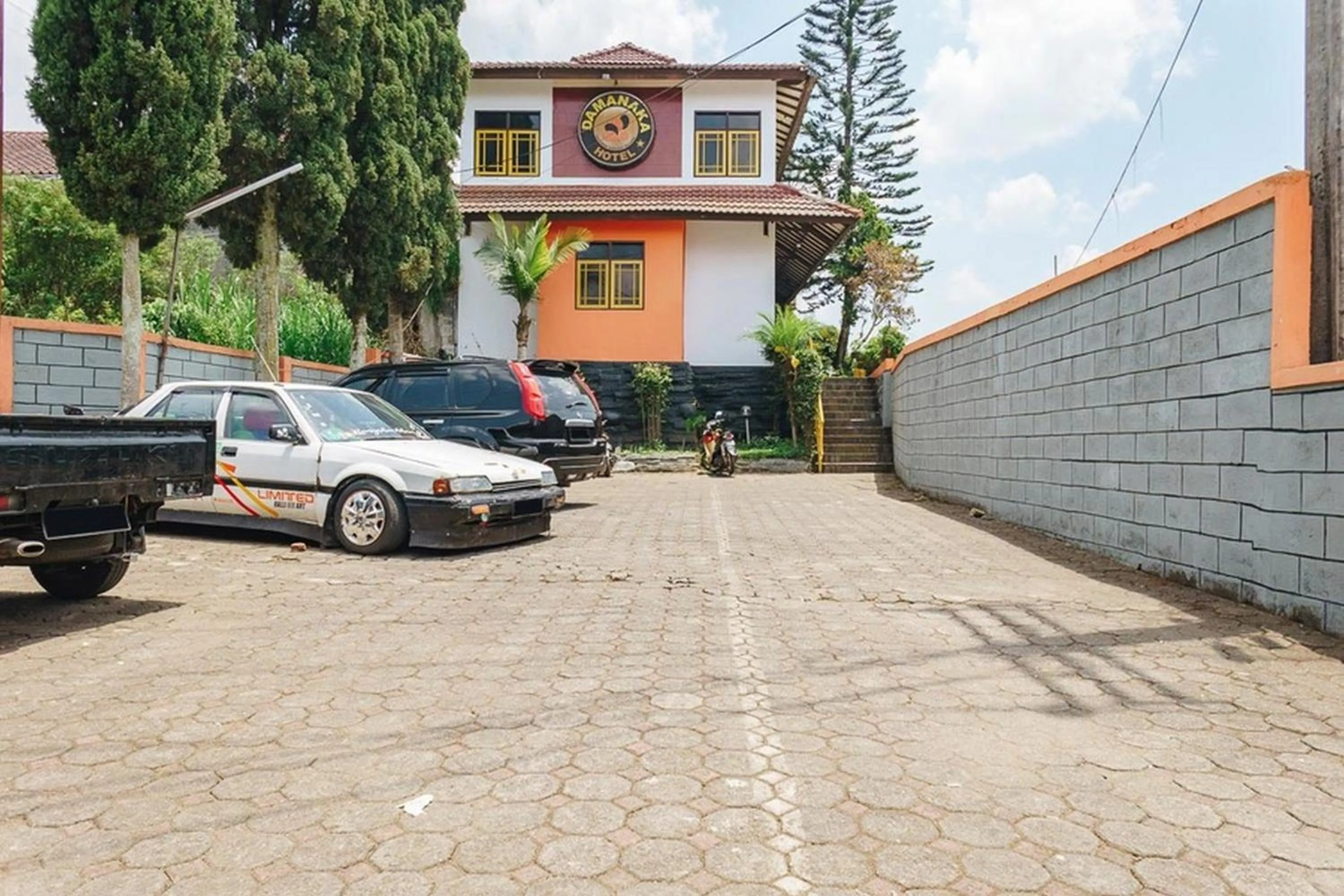 Facade/entrance in RedDoorz @ Hotel Damanaka Pangalengan