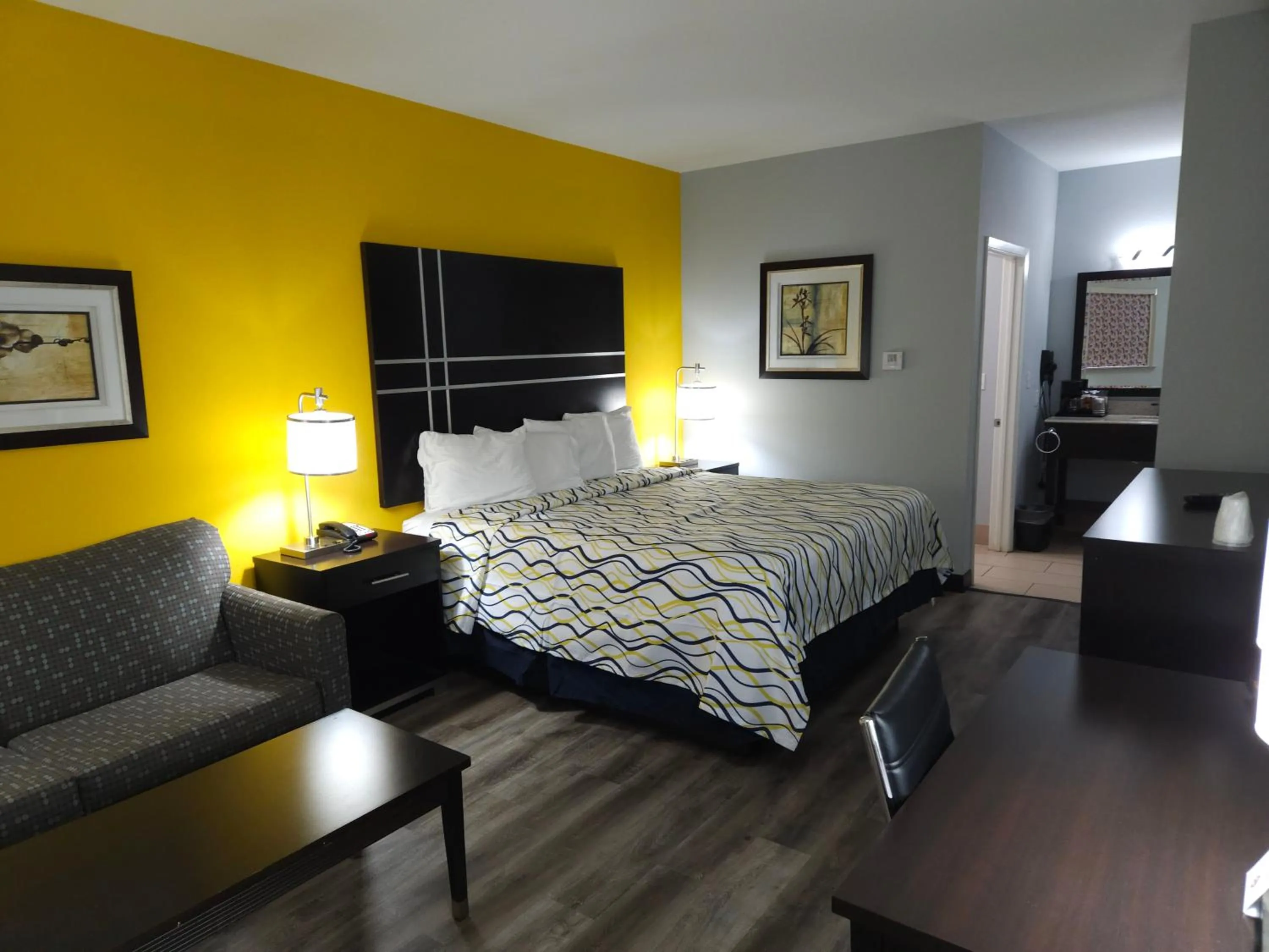 Bed in Executive Inn and Suites Tyler