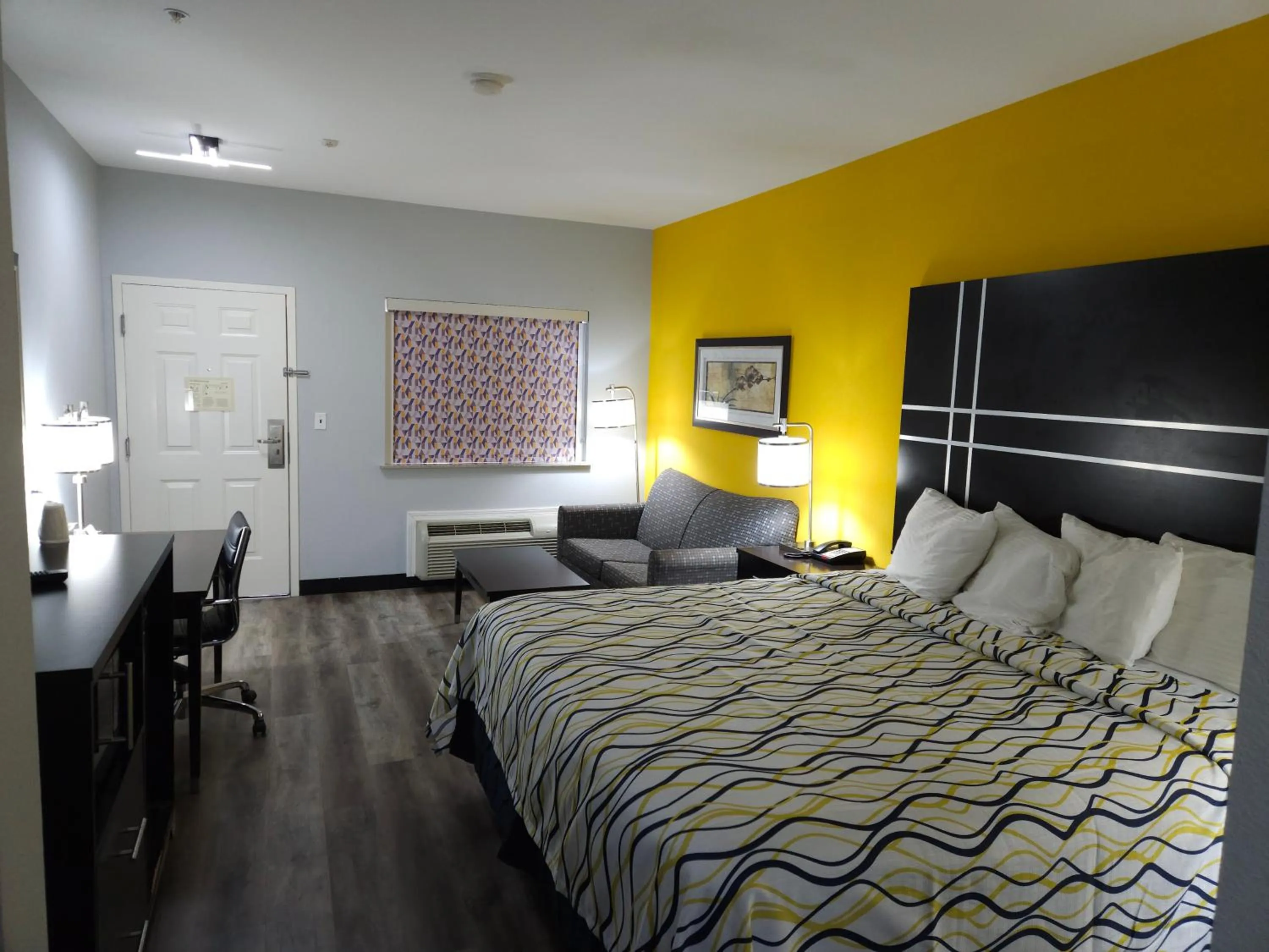 Breakfast, Bed in Executive Inn and Suites Tyler