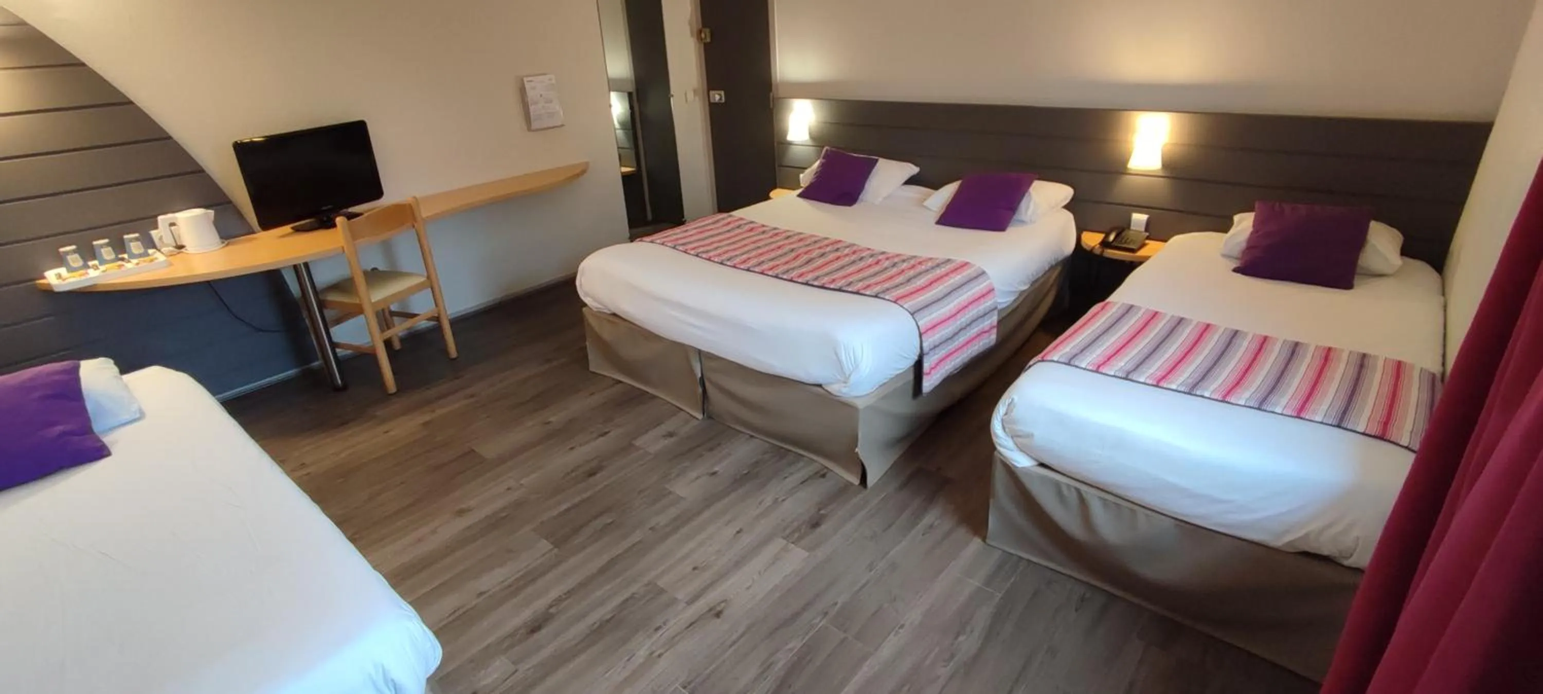 Photo of the whole room, Bed in Kyriad Orthez