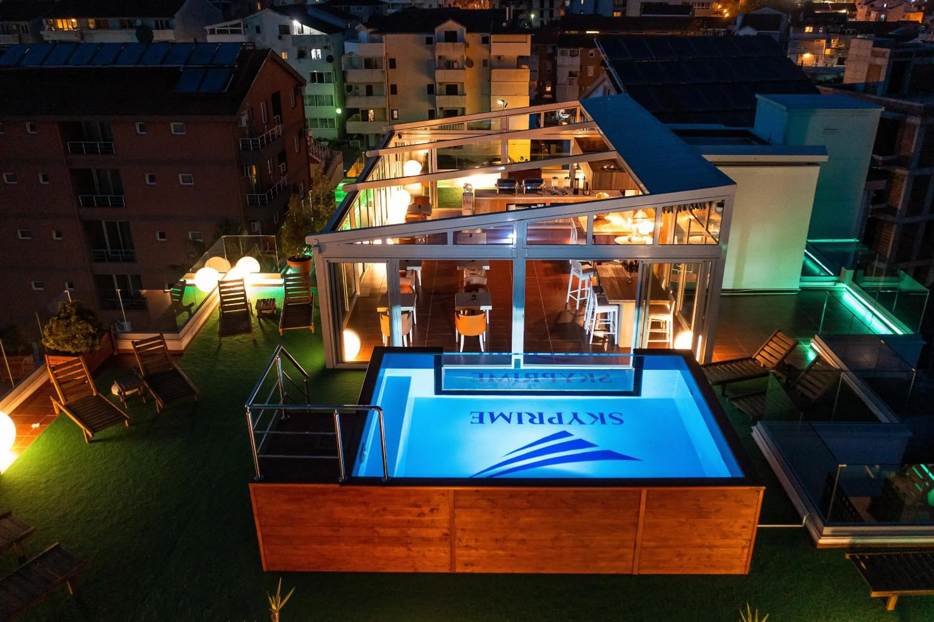 Swimming pool in Villa Skyprime